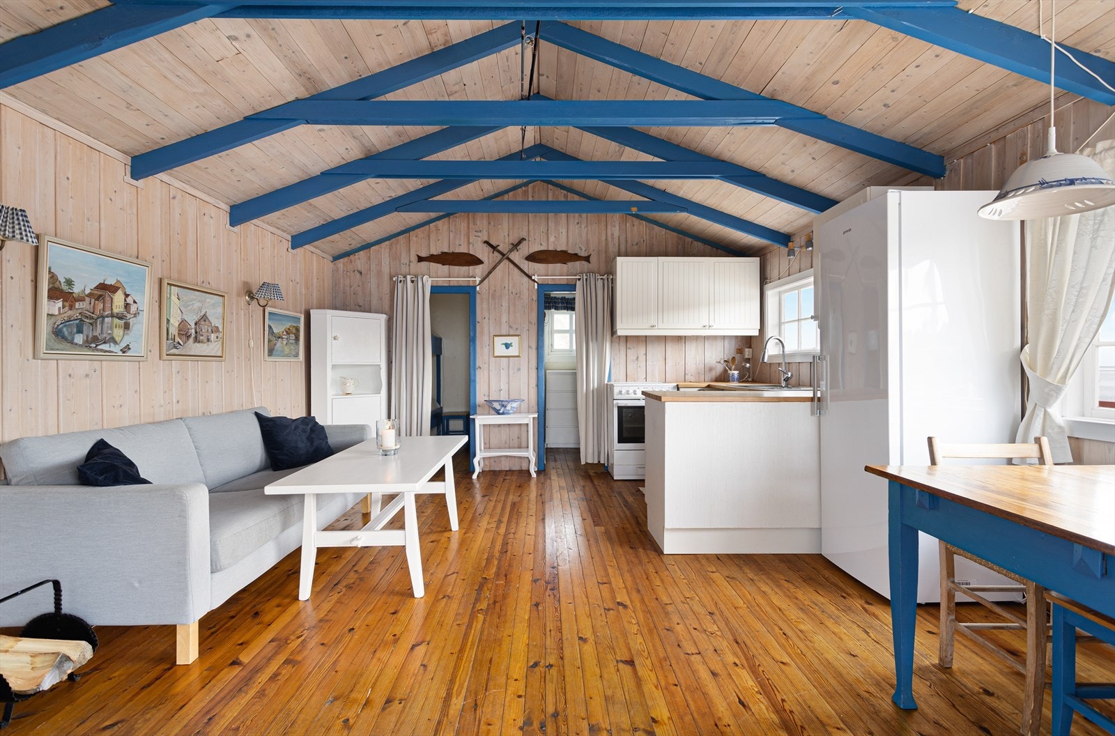 Det er en åpen planløsning mellom stue og kjøkken. Dette skaper en luftig romfølelse. Galleribilde