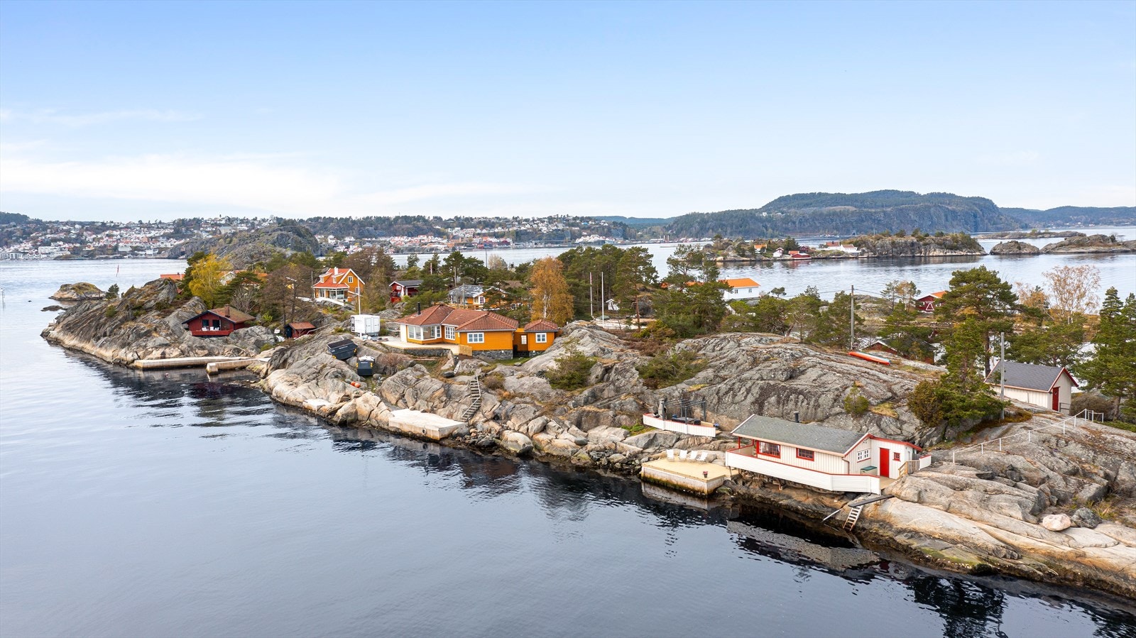 En kort båttur tar deg til Kragerø sentrum, hvor du finner dagligvareforretninger, klesbutikker, restauranter, kafeer, slakter og øvrige servicetilbud. Galleribilde