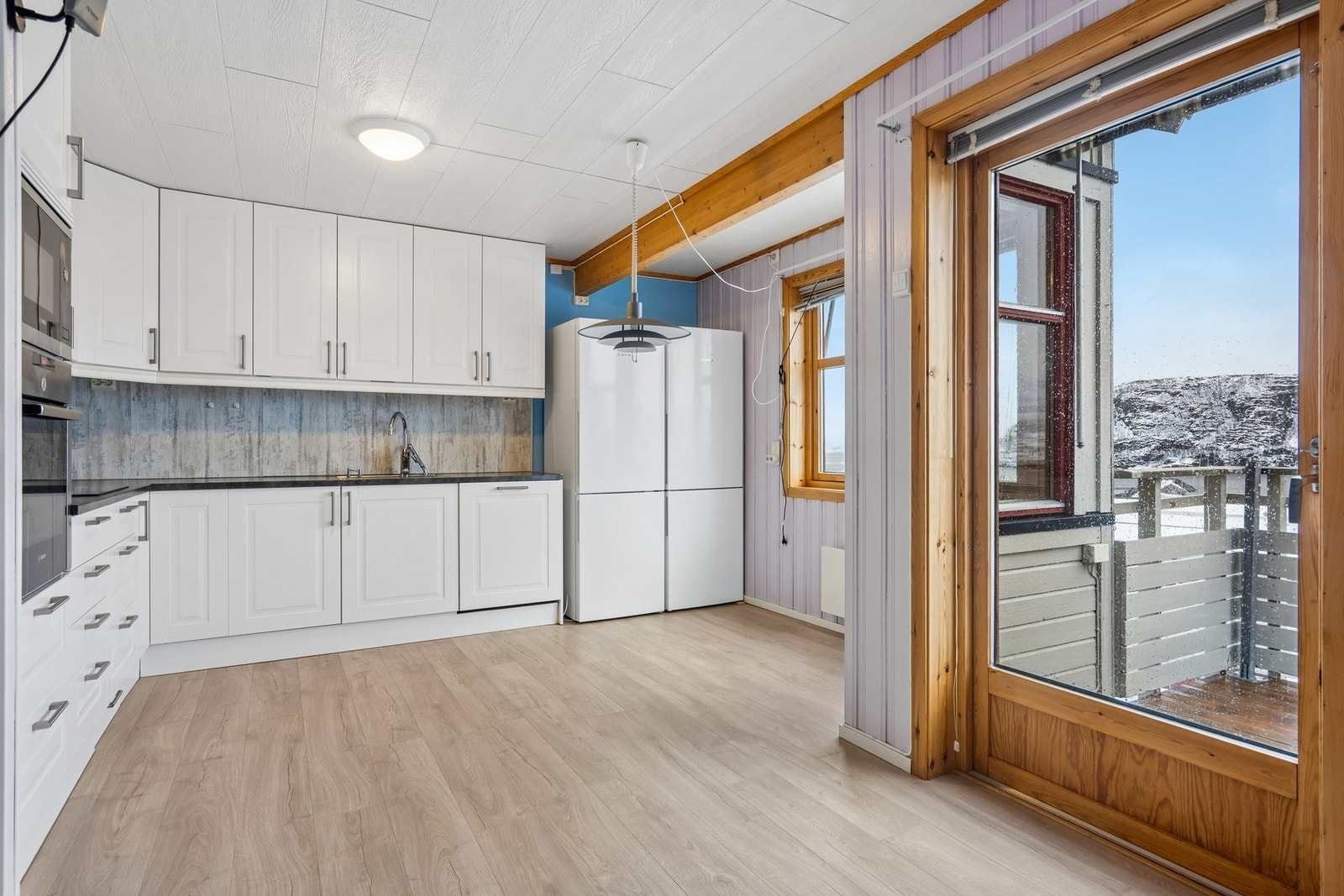 Moderne kjøkken som byr på godt med skap og benkeplass! Galleribilde