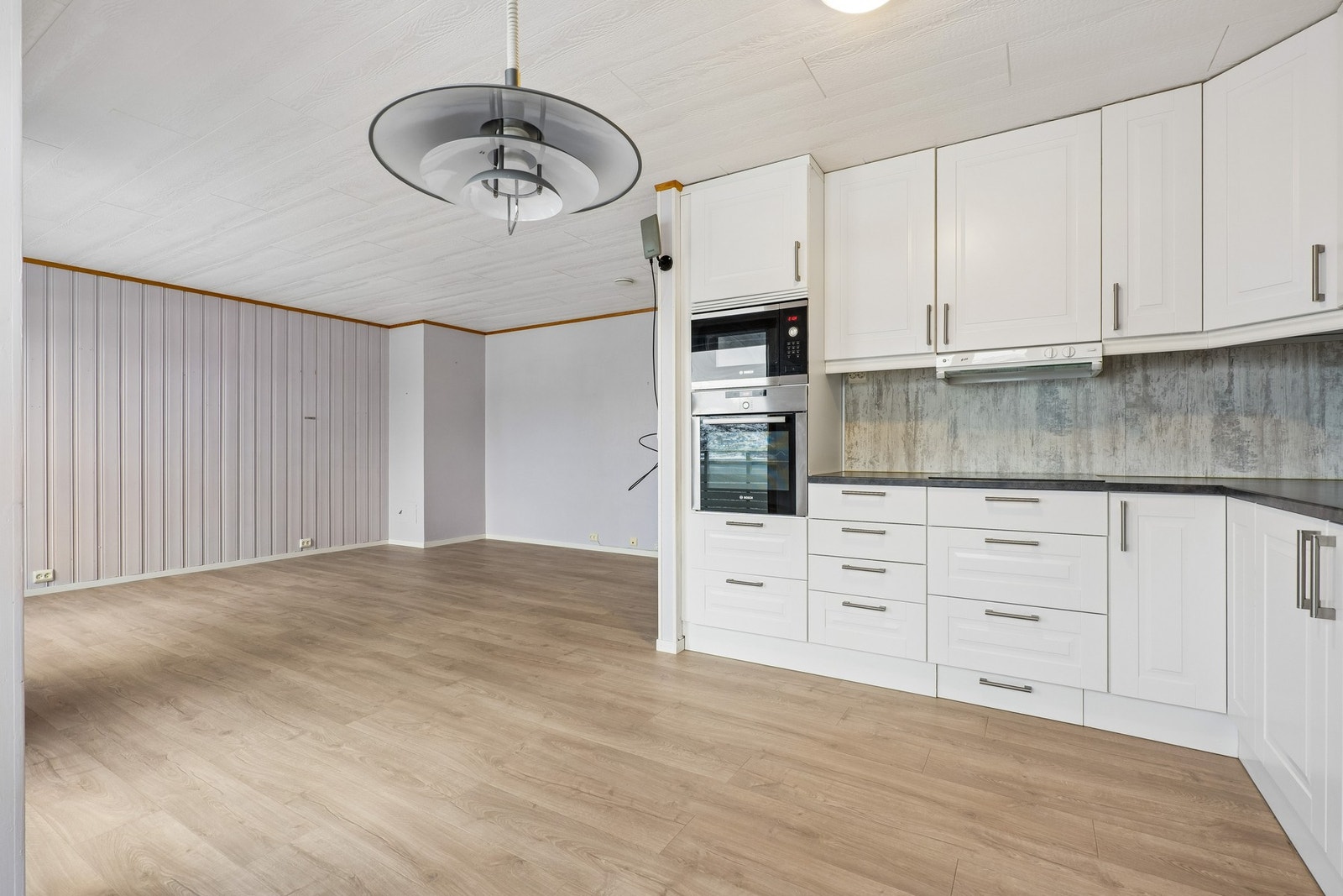 Micro og stekeovn i arbeidshøyde, samt integrerte hvitevarer. Galleribilde