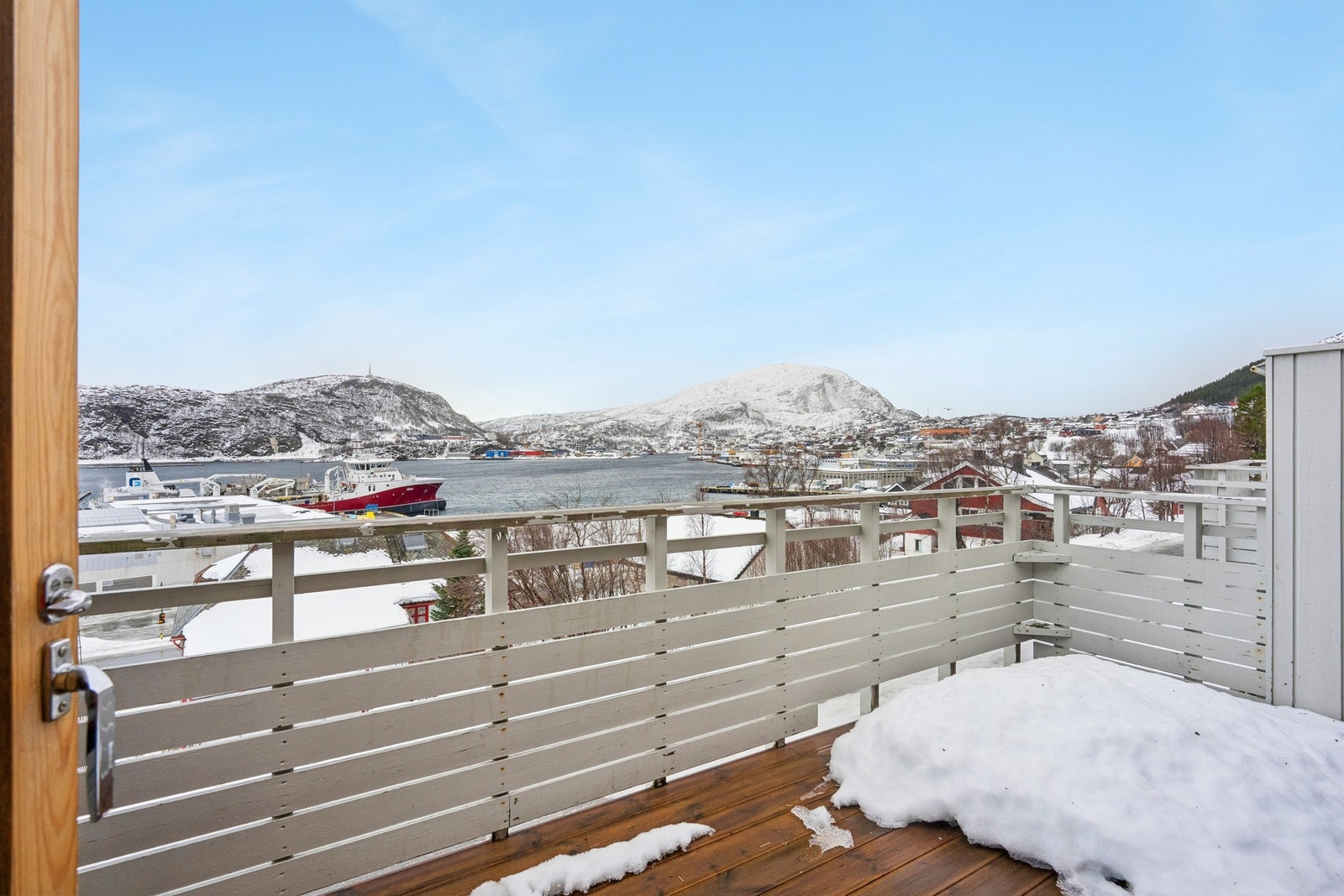 Romslig balkong med gode sol- og utsiktsforhold. Galleribilde