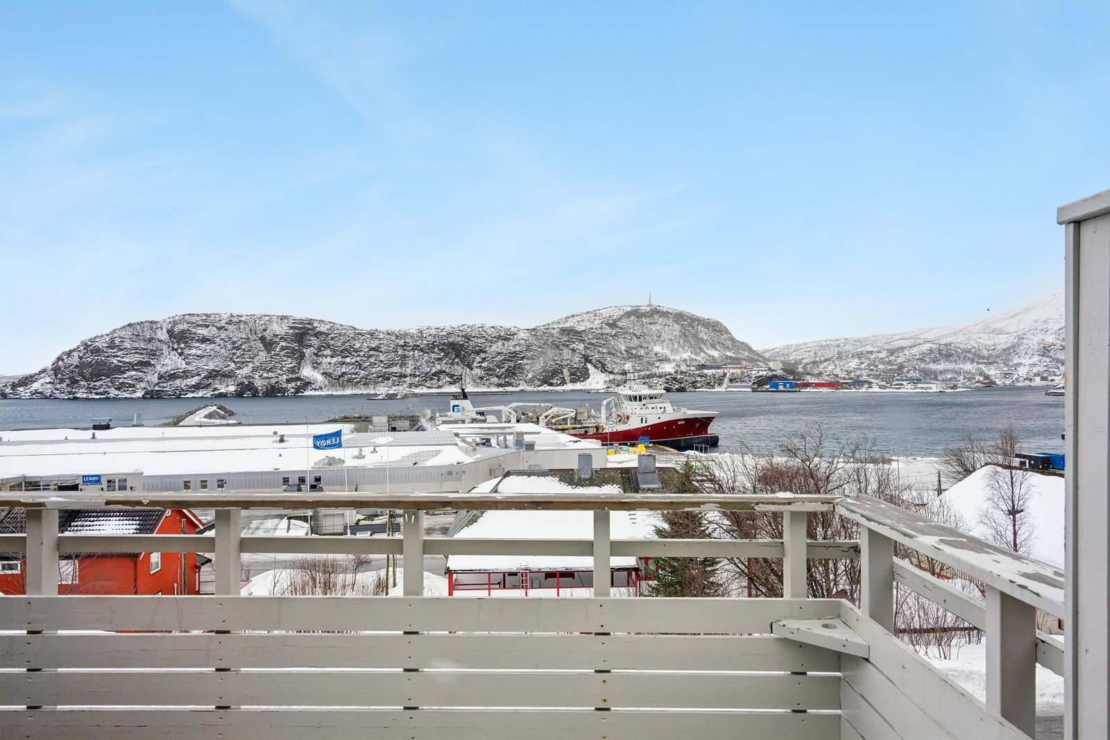 Flott utsikt over omkringliggende natur og nærområdet fra balkong. Galleribilde