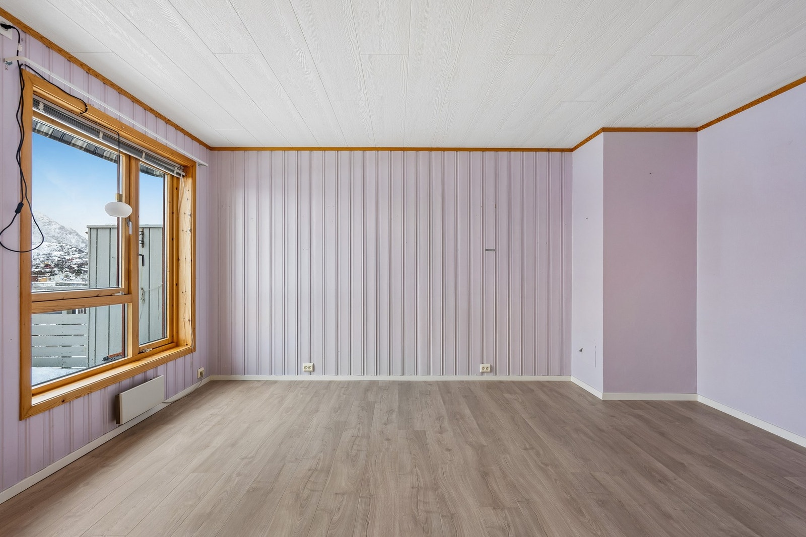 Romslig stue med godt lysinnslipp. Galleribilde