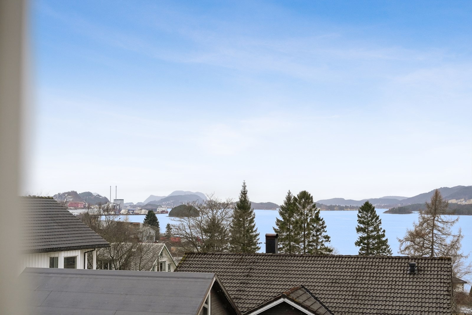Upåklagelig utsikt som strekker seg utover fjorden og innseilingen. Galleribilde