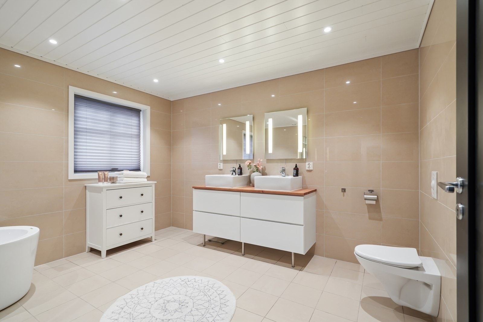 Delikat baderomsinnredning med doble servanter og god oppbevaringsplass i skuffer. Downlights i taket gir behagelig belysning. Galleribilde