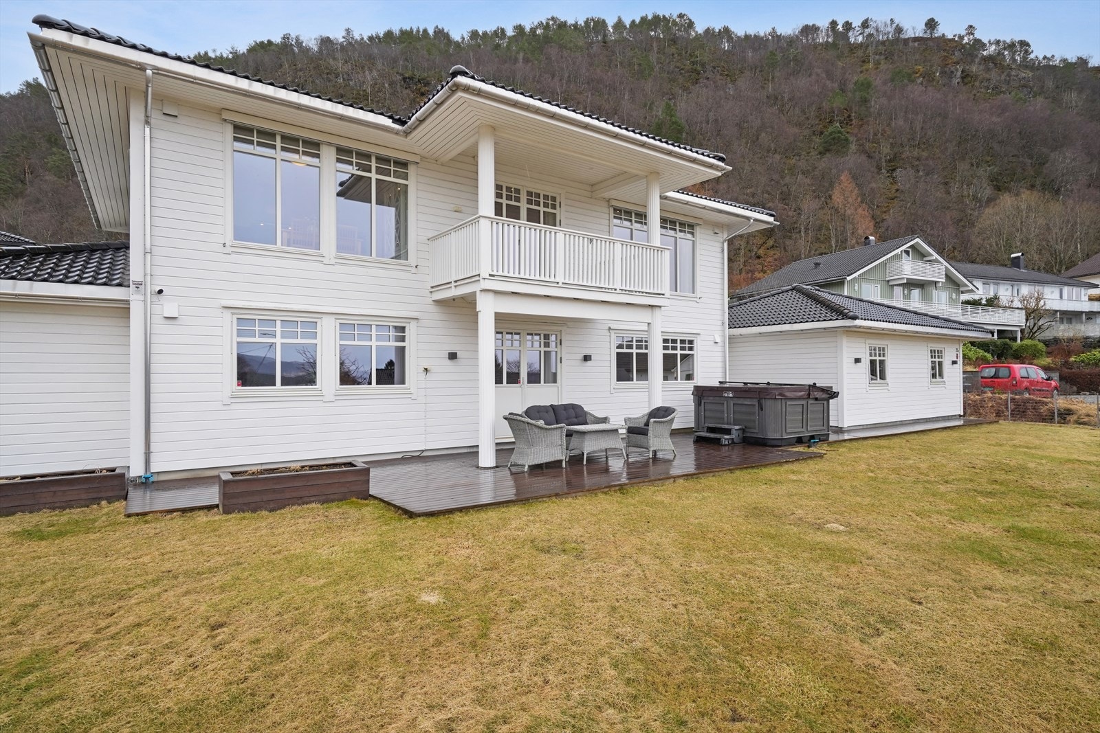 Enebolig med klassisk utforming og store vindusflater. Fra stuen er det utgang til en romslig terrasse og hage. Galleribilde