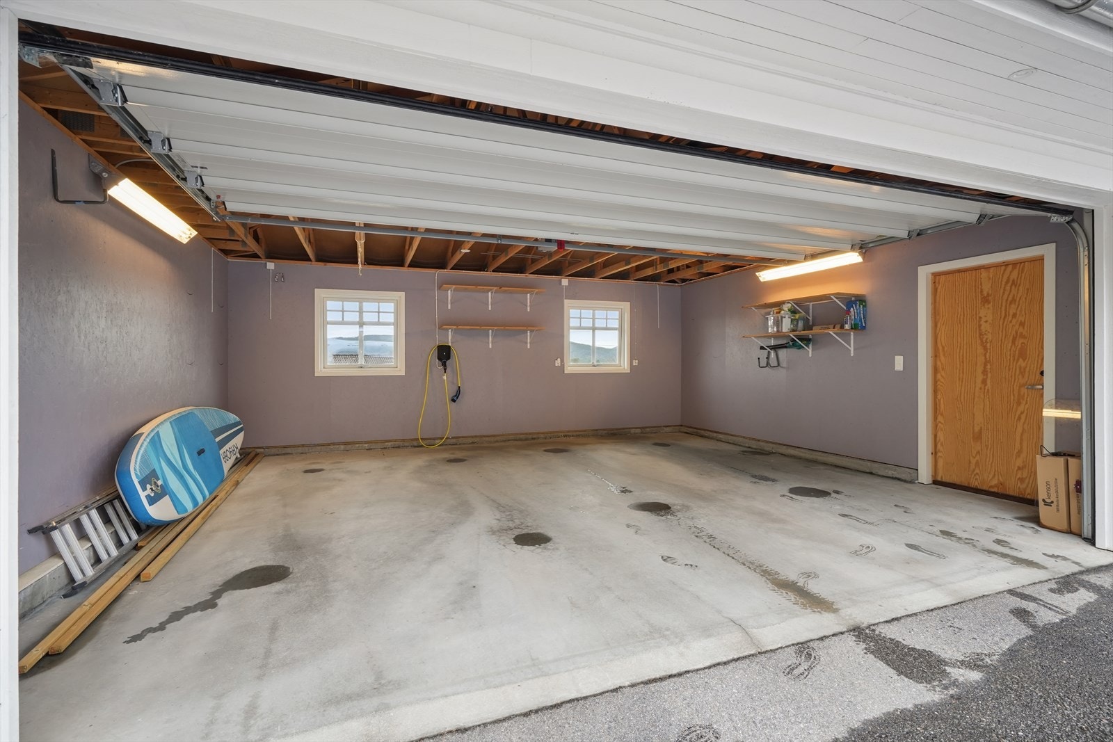 Dobbel garasje med god lagringsplass og installert el-billader. Galleribilde