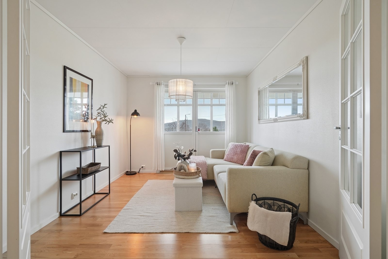 I første etasje finner du en lun og anvendelig stue, ideell som et ekstra oppholdsrom for familien. Galleribilde