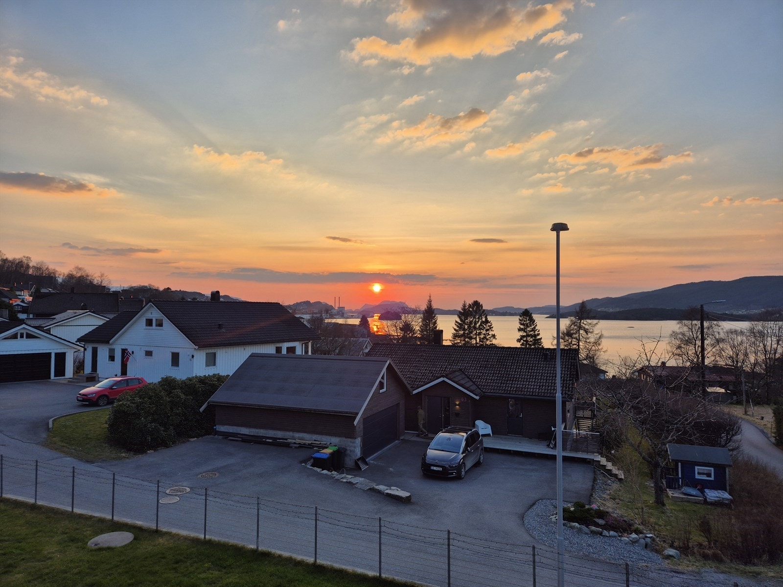Eiendommen har gode solforhold, med mulighet for å nyte kveldssolen. Galleribilde