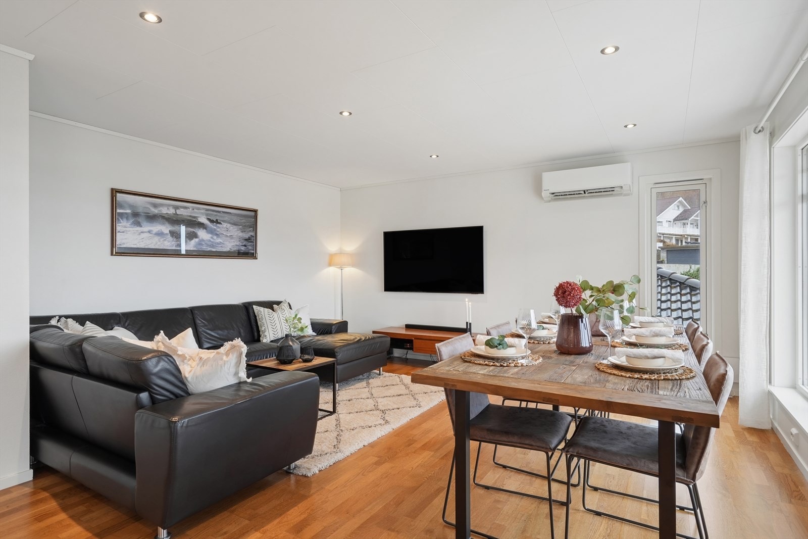 Stuen i andre etasje har god plass til både sofagruppe og spisebord. Varmepumpe sørger for jevn temperatur året rundt. Galleribilde