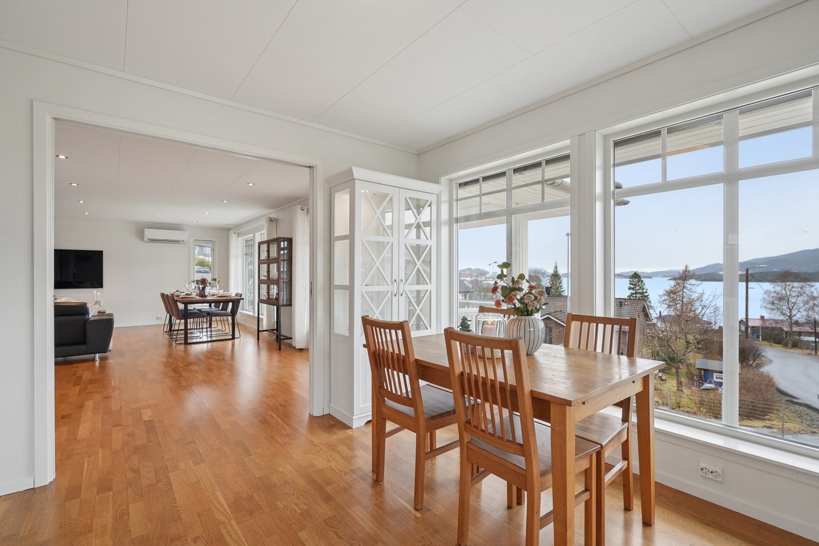 Fra kjøkkenet er det en åpen og luftig overgang til stuen, hvor store vinduer rammer inn utsikten mot sjøen. Galleribilde