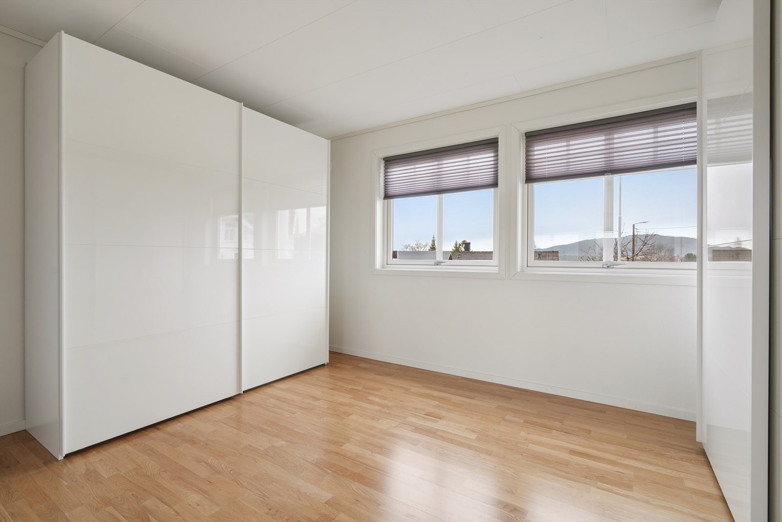 I tilknytning til hovedsoverommet er det et eget garderoberom med rikelig oppbevaringsplass. Galleribilde