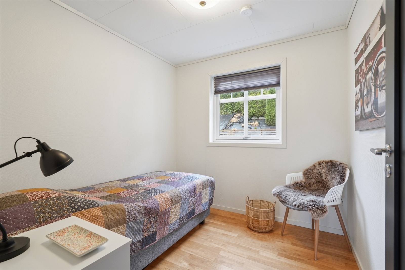 Soverom i første etasje med eikeparkett på gulvet og plass til seng og skrivebord. Galleribilde