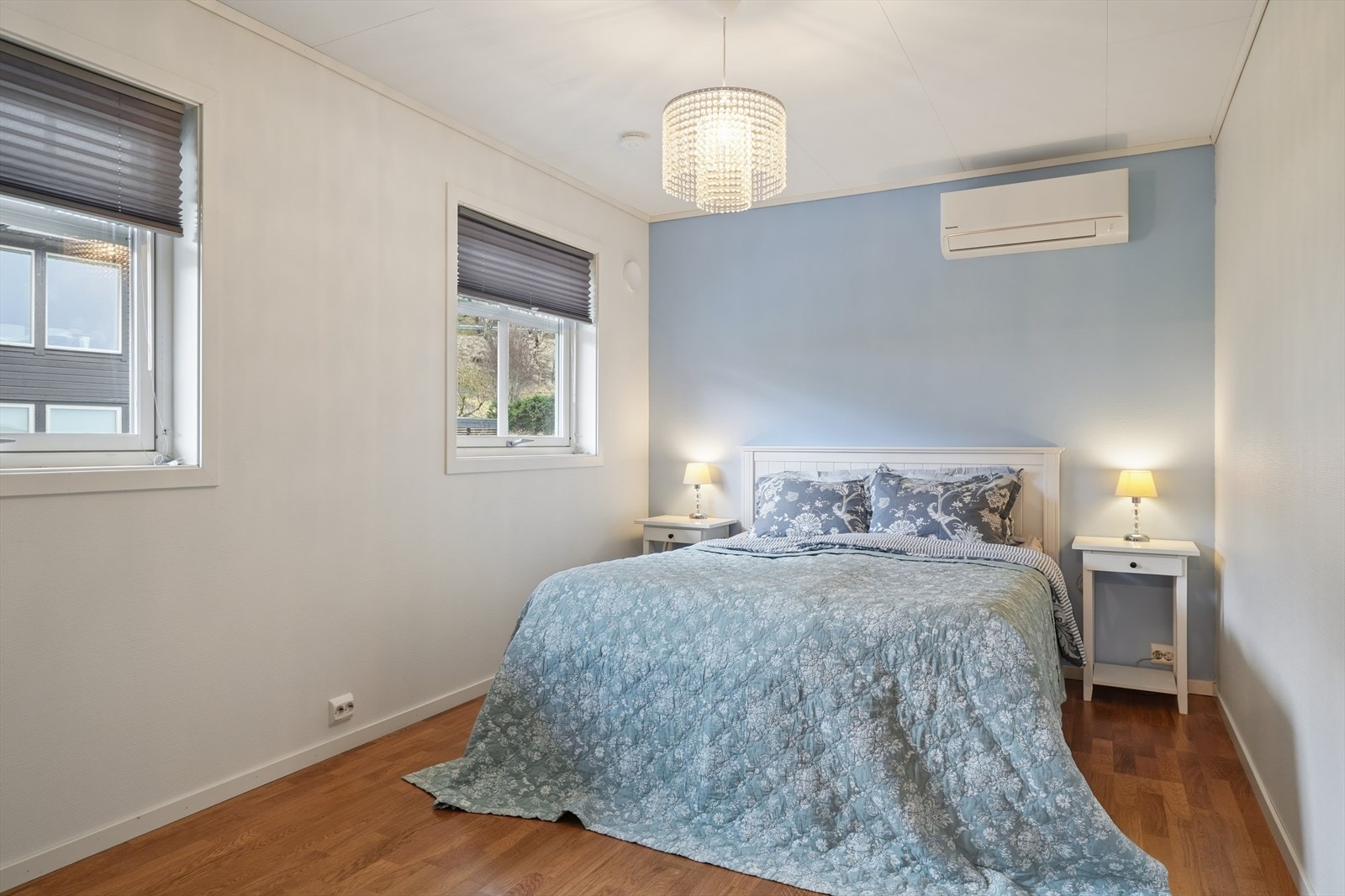 Hovedsoverommet i første etasje har god plass til dobbeltseng og er utstyrt med egen varmepumpe for optimal temperatur. Galleribilde