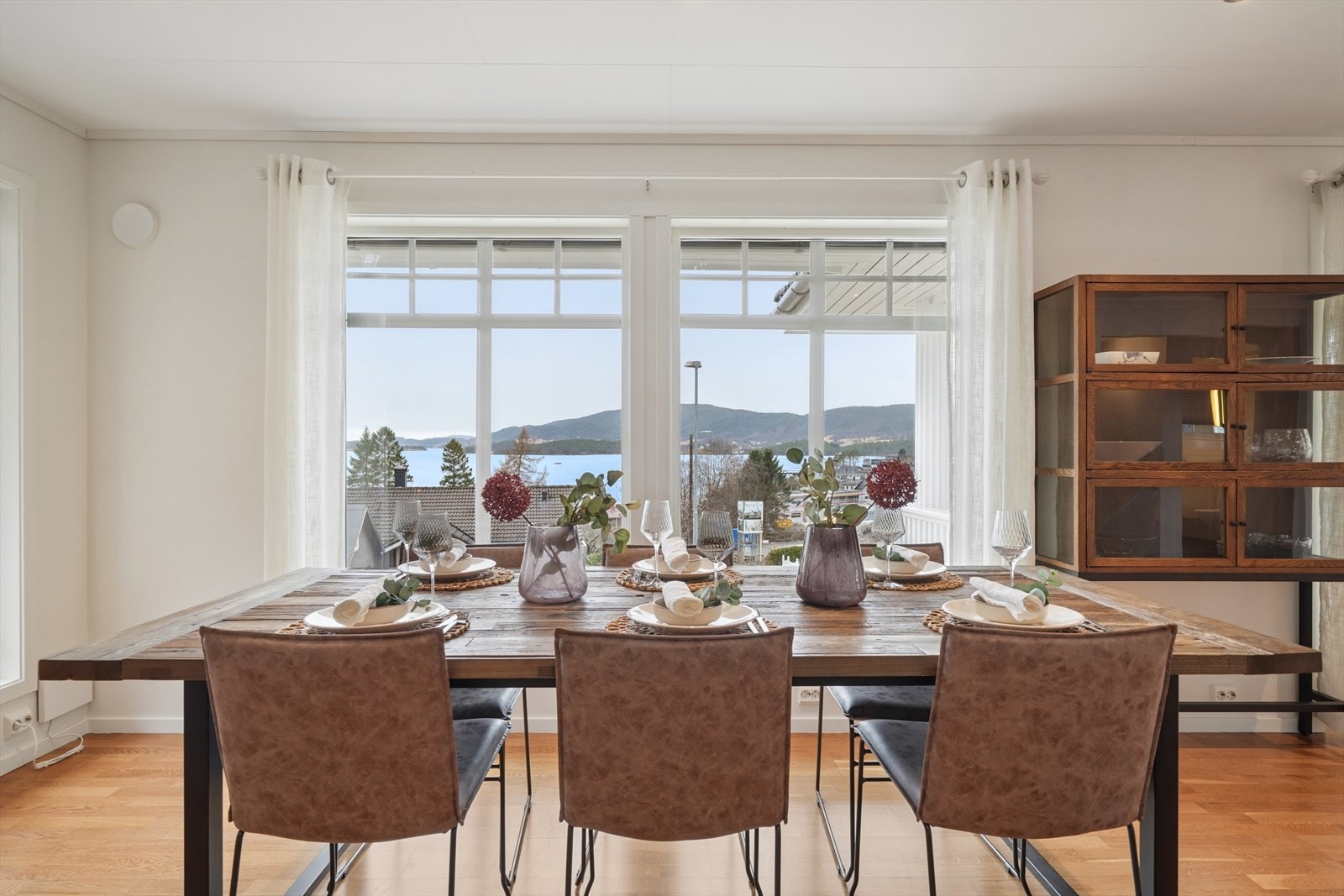 Spisestuen er plassert for å dra full nytte av den flotte sjøutsikten. Galleribilde