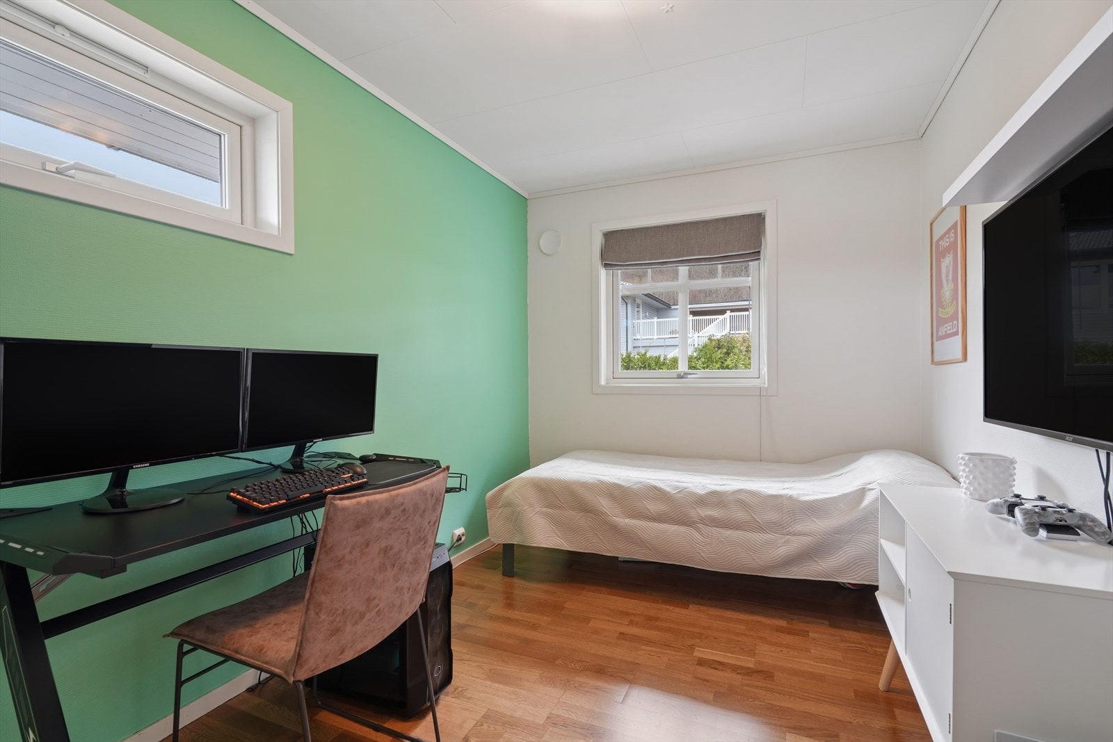 Boligens fjerde soverom, med eikeparkett og plass til seng og arbeidsplass. Galleribilde