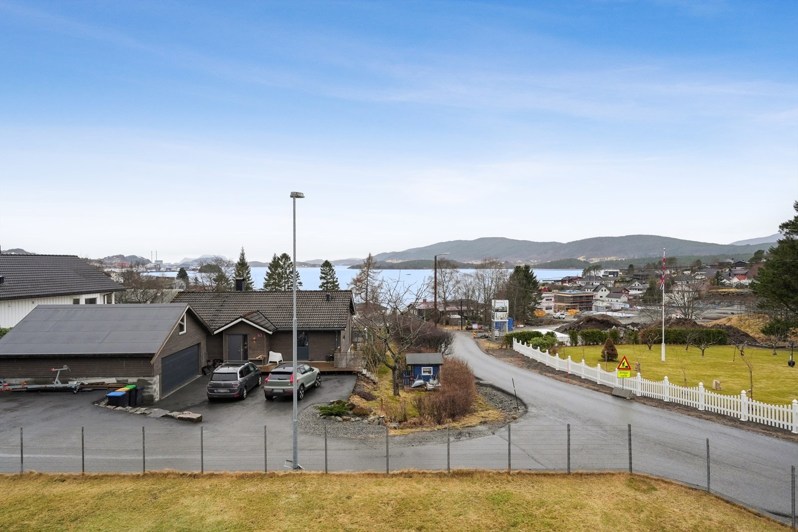 Fra eiendommen har man en vidstrakt utsikt over sjøen og landskapet rundt. Galleribilde