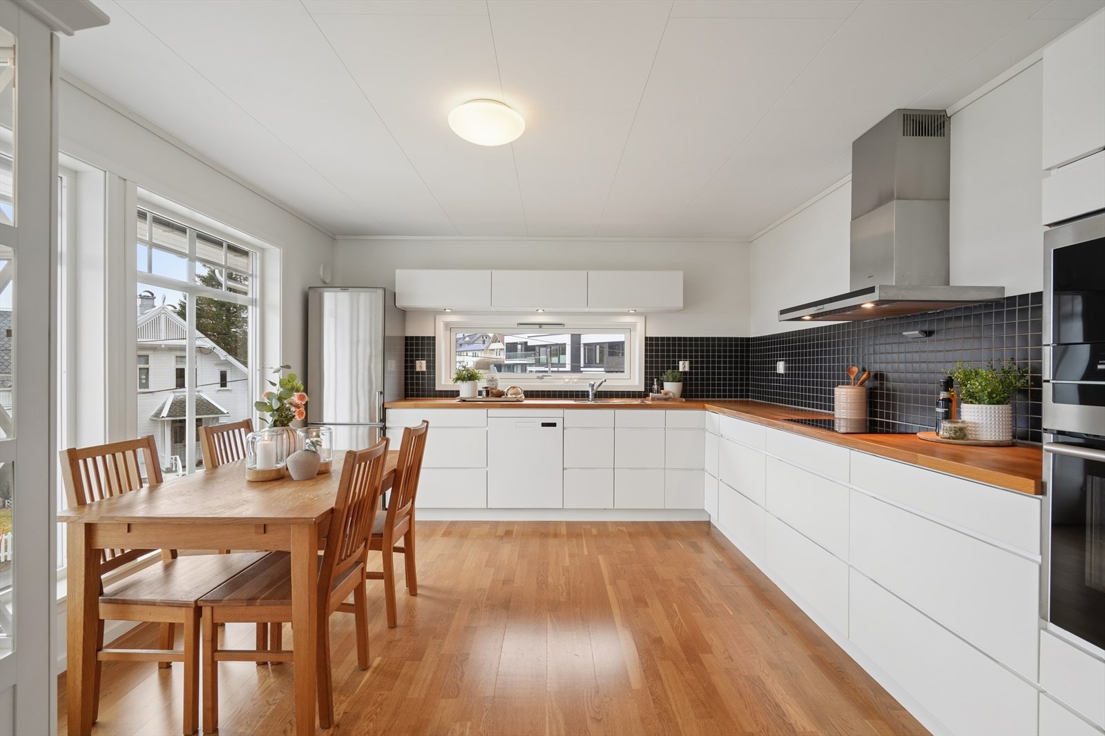 Stort og velutstyrt kjøkken med rikelig skap- og benkeplass. Her er det god plass til en spiseplass for hverdagsmåltidene. Galleribilde