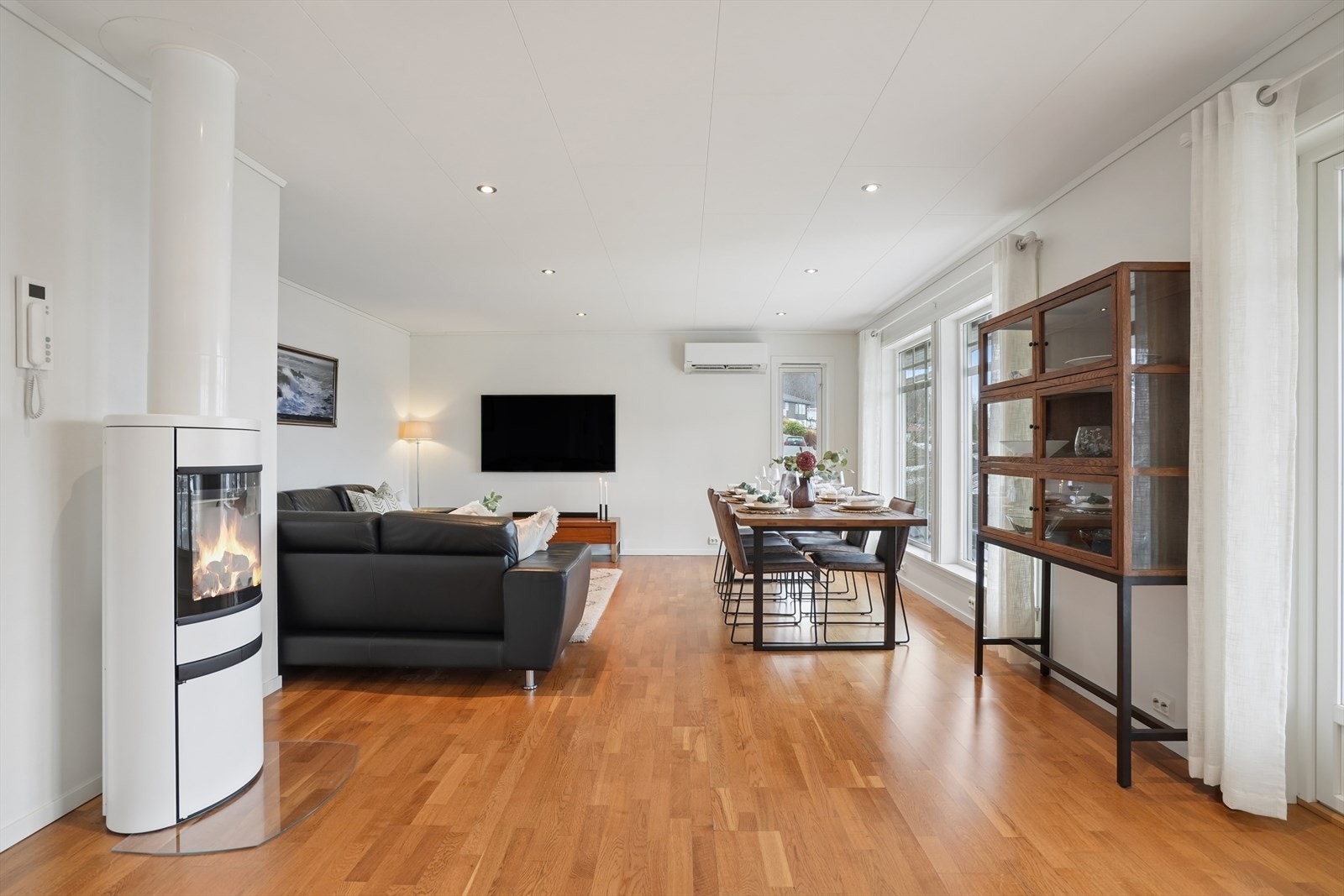 En moderne peisovn gir ekstra varme og stemning på kalde dager. Galleribilde