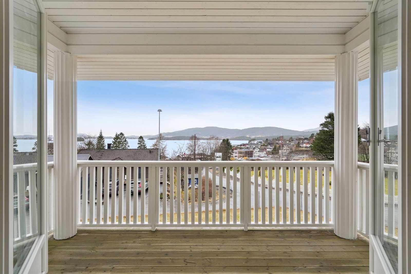 Fra stuen i 2. etasje er det utgang til en overbygget balkong med nydelig utsikt over nærområdet og fjorden. Galleribilde