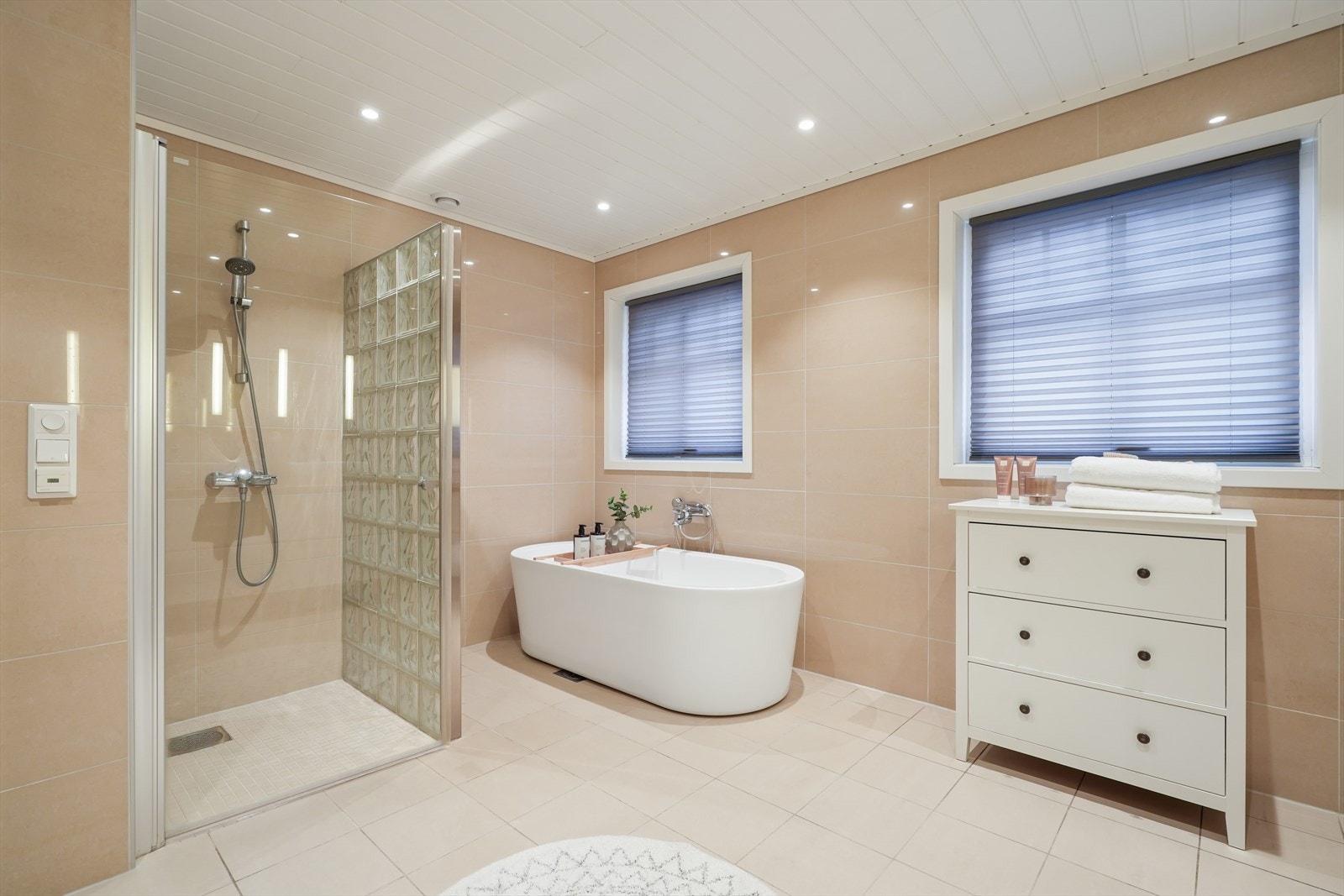 Hovedbadet er en romslig sone for velvære, med både dusjhjørne og frittstående badekar. Galleribilde