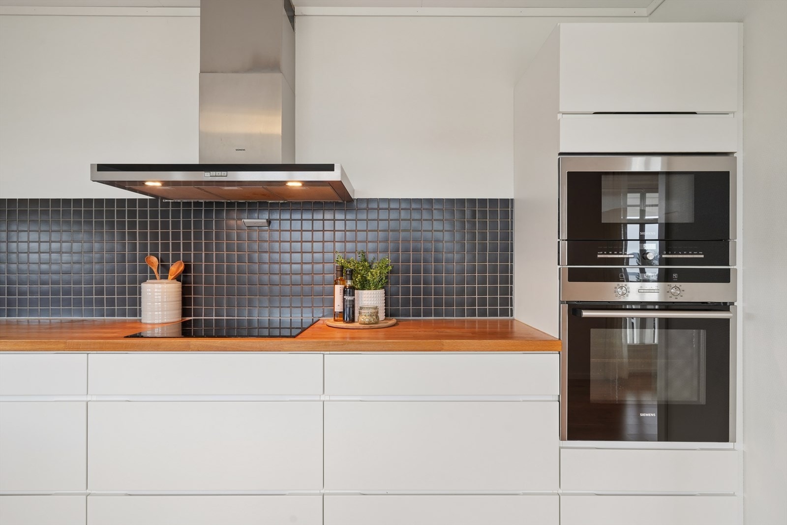 Integrerte hvitevarer fra Siemens, inkludert stekeovn, kombiovn med mikrobølgefunksjon og induksjonstopp. Galleribilde