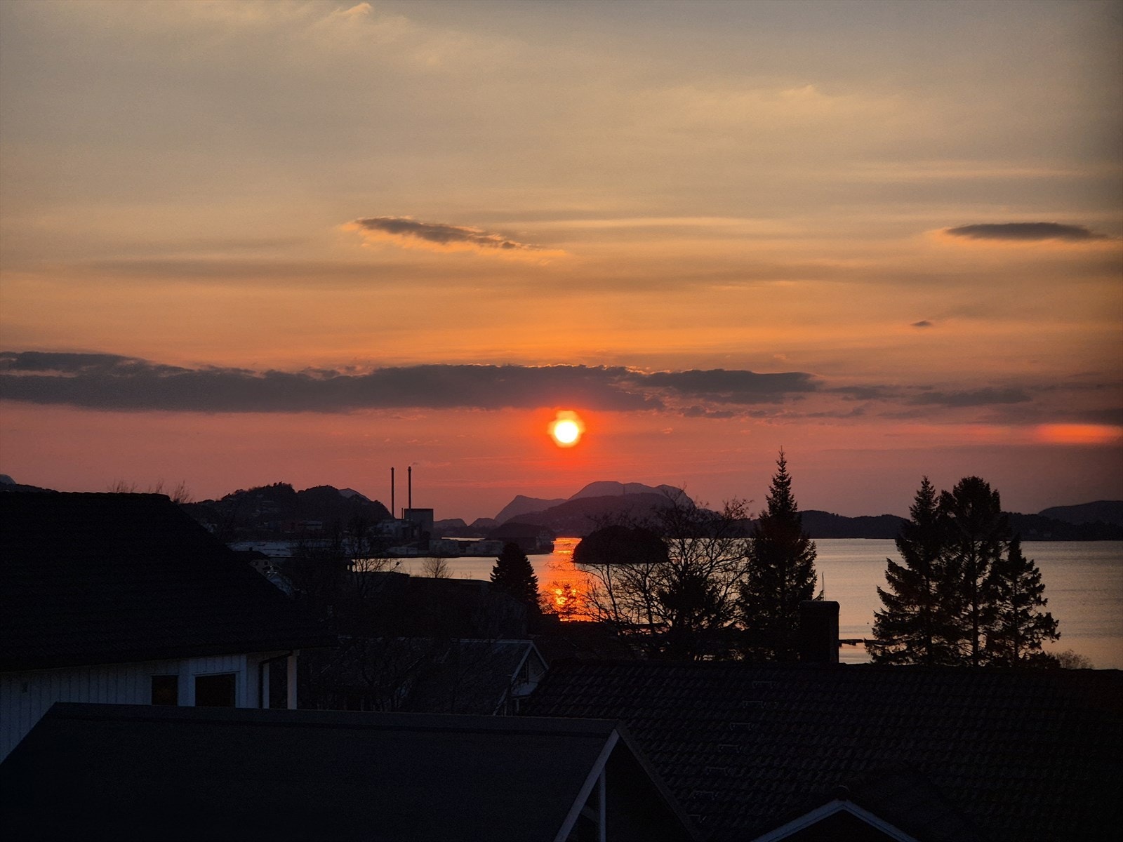 Solnedgang over fjorden. Galleribilde