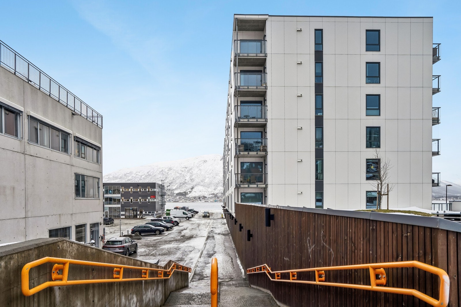 Fasaden og snarvei opp til busstopp Galleribilde