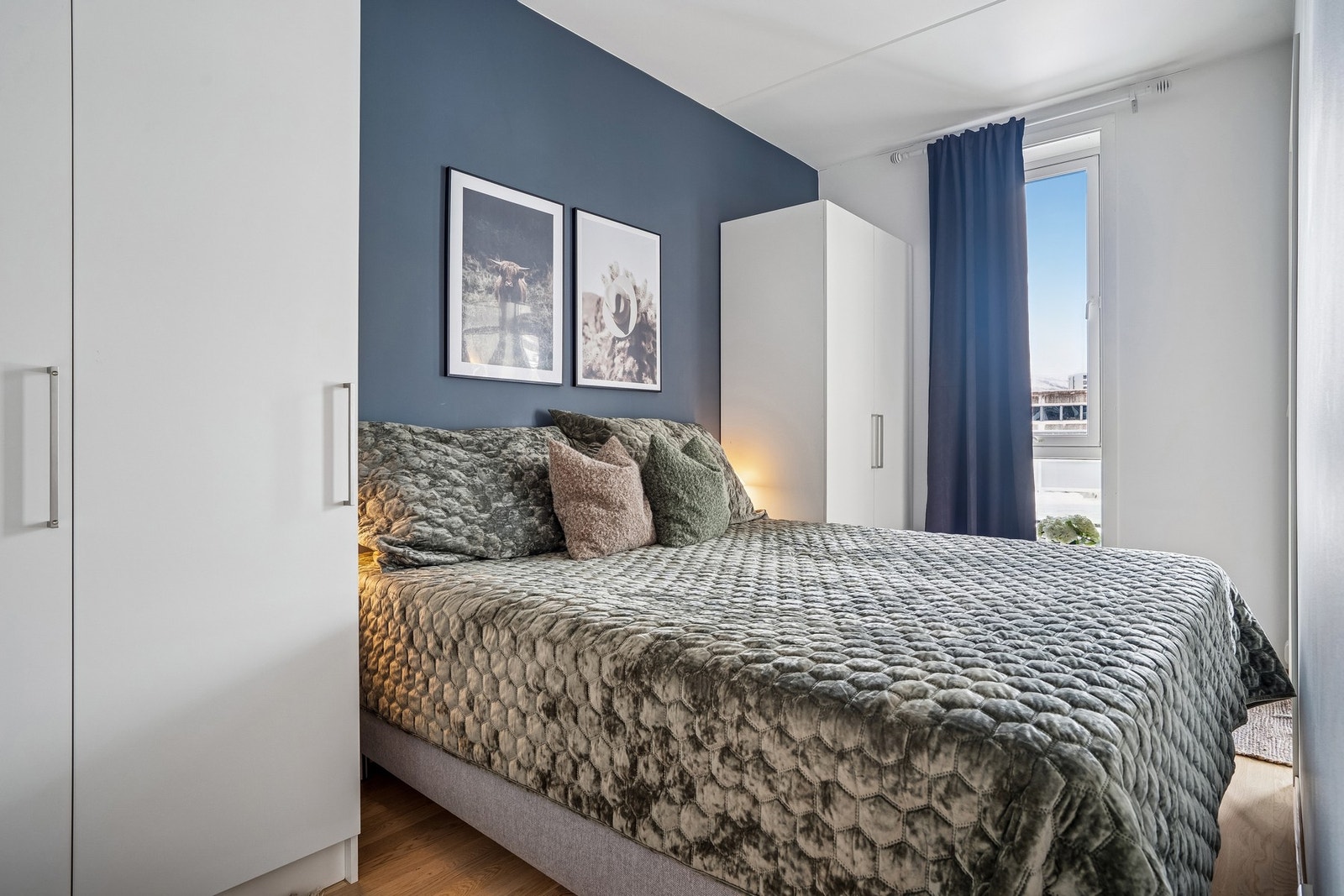 Lekkert soverom med skap på begge sidene Galleribilde