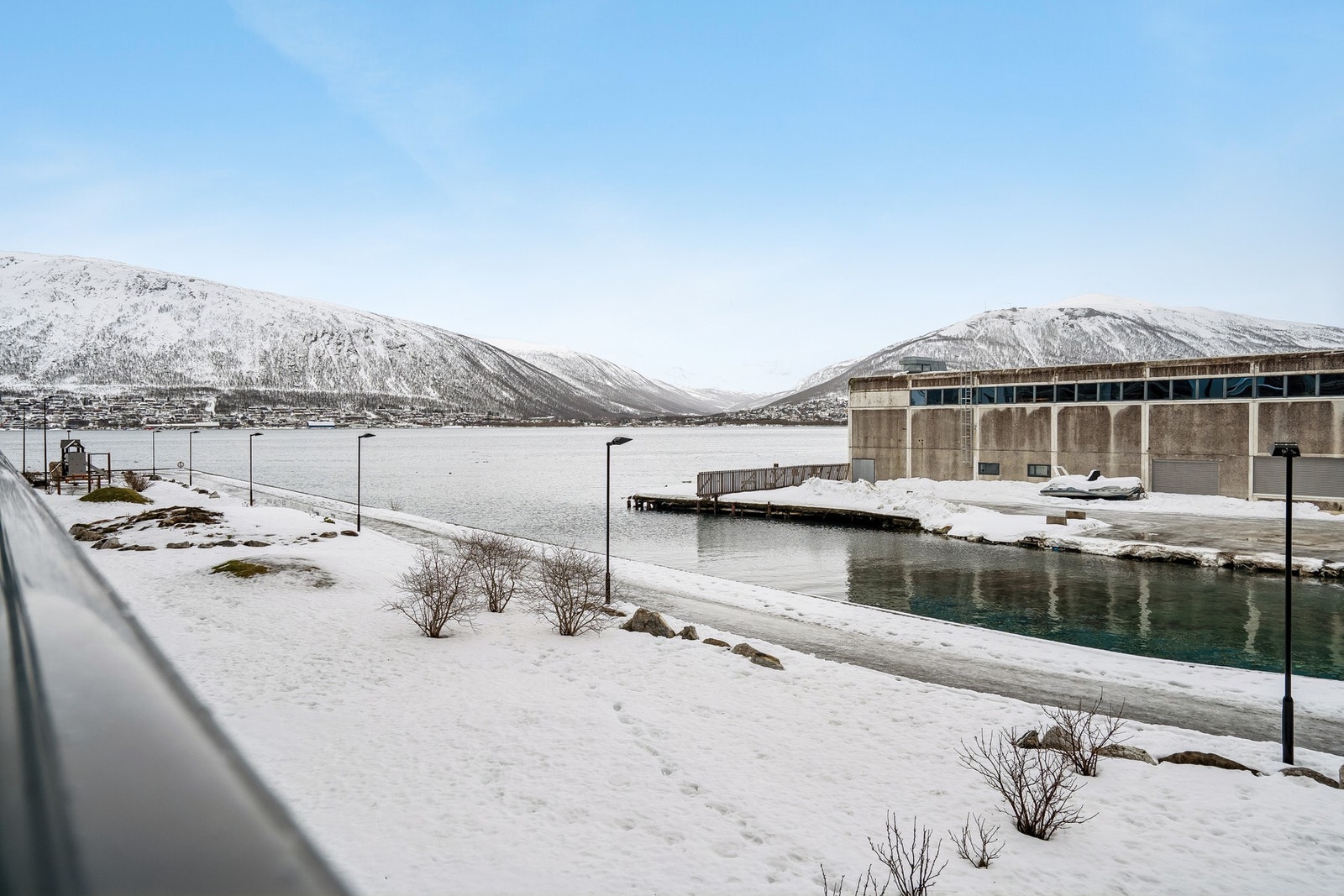 Utsikt mot havet, Fjellheisen og Tromsdalstinden! Galleribilde