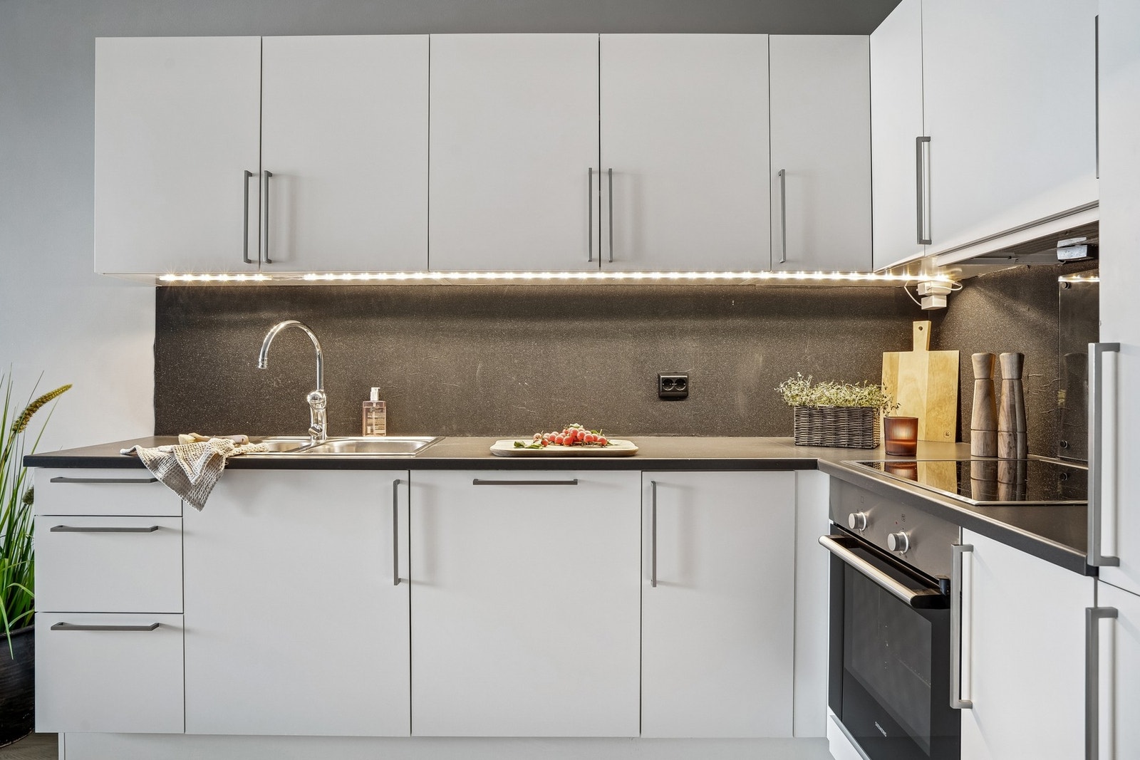 Kjøkken med integrerte hvitevarer Galleribilde