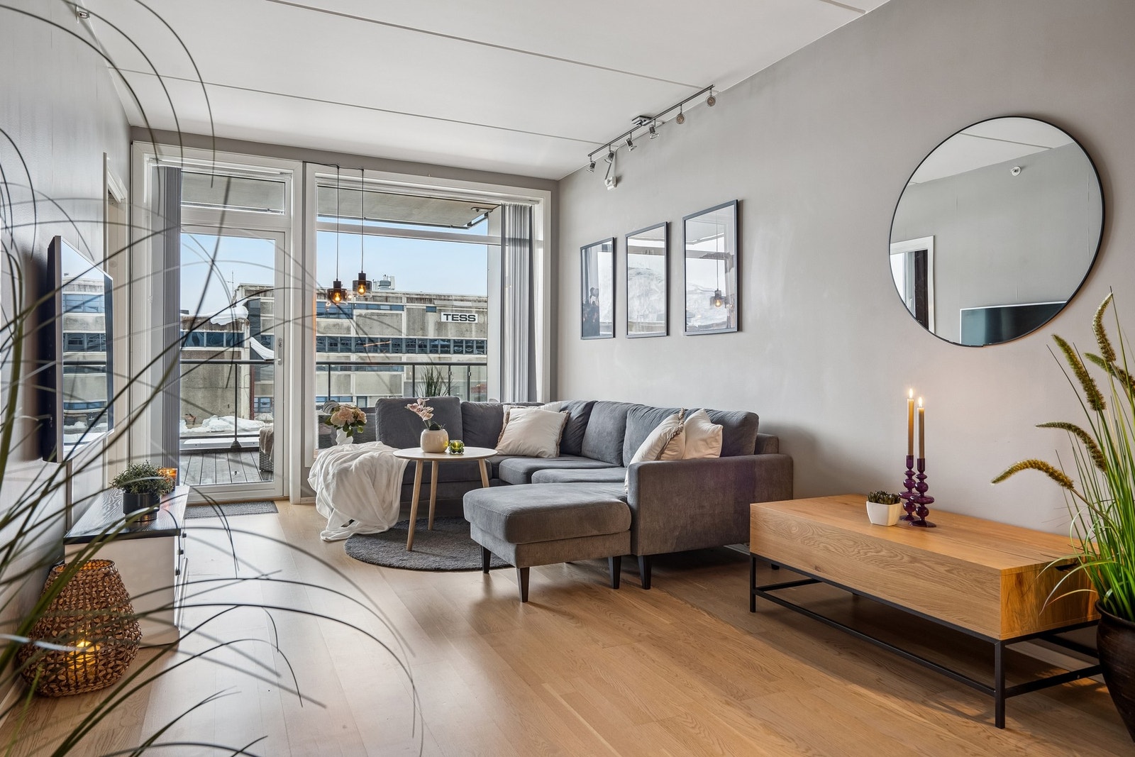 Utgang til den romslige og solrike terrassen mot sør Galleribilde