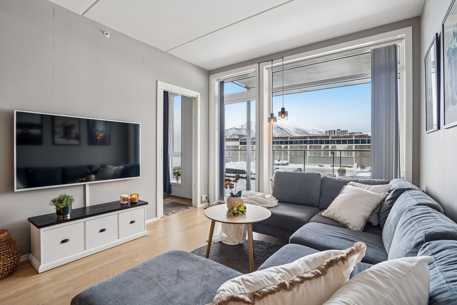 Fra stuen er det inngang til soverommet med to skyvedører på hver side Galleribilde