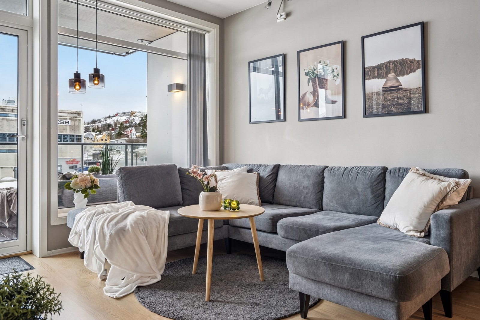 God plass til sofa Galleribilde