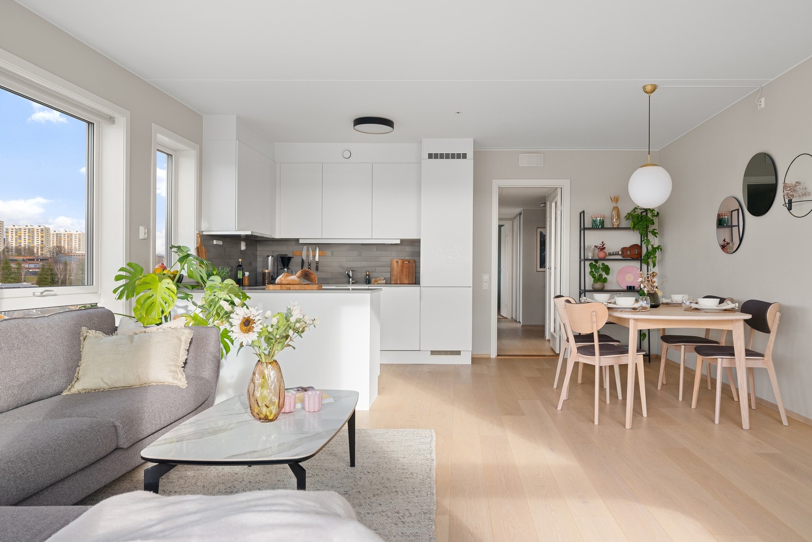 Kjøkkenet ligger i en åpen og sosial løsning. Galleribilde