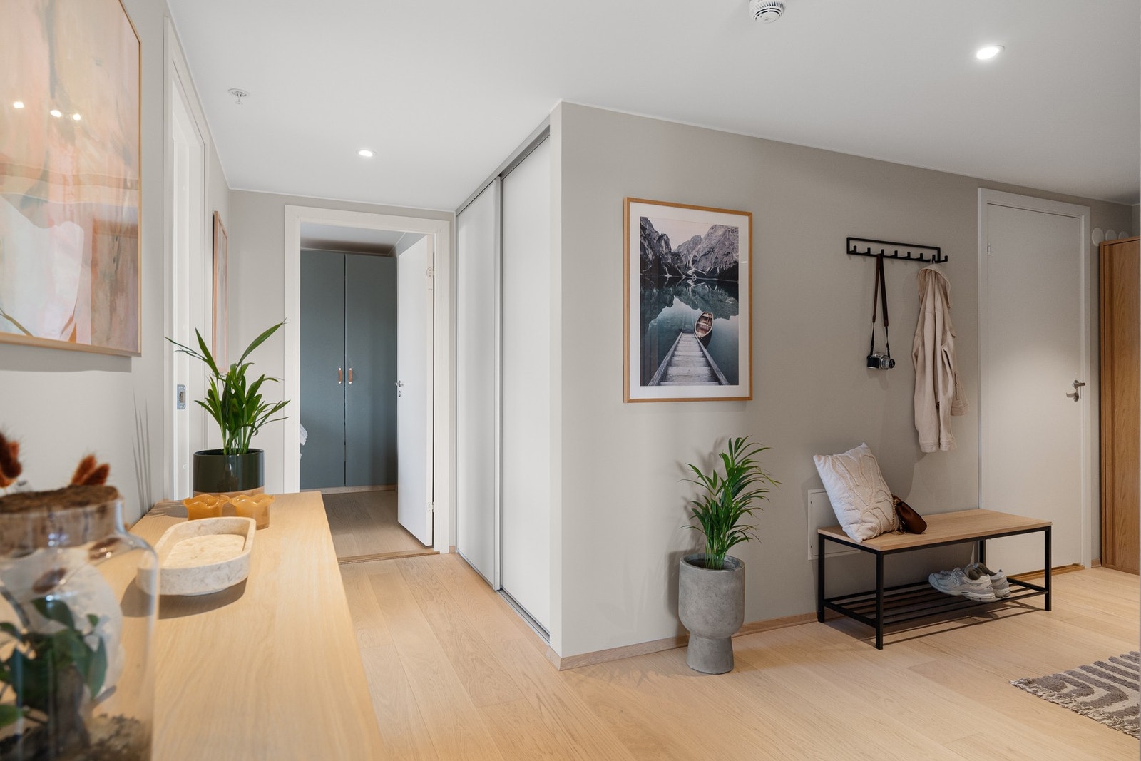 Romslig og innbydende entré med god oppbevaringsplass i to store garderobeskap. Galleribilde