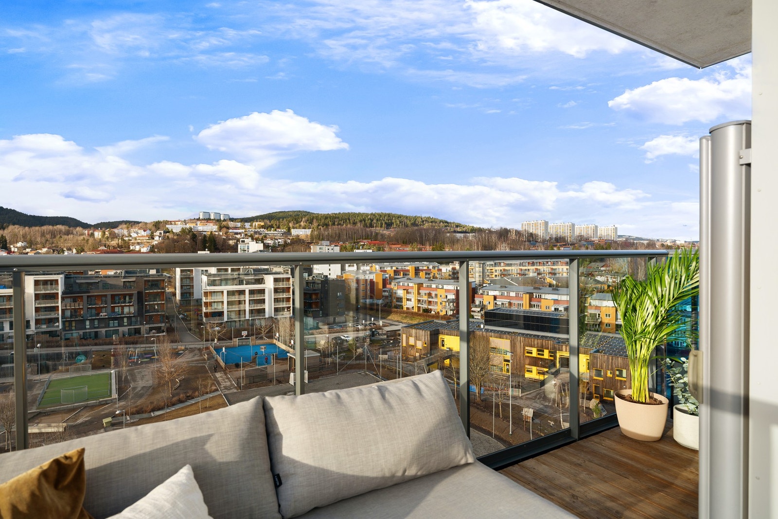 Det er enkelt å dele opp i ulike soner på balkongen, med grill, sittegrupper, beplanting, o.l. Galleribilde