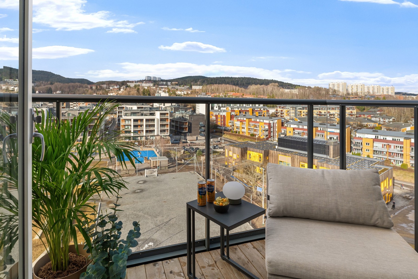 Balkongen er på ca. 3,7 kvm. Galleribilde