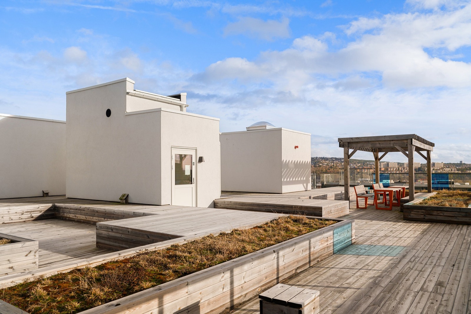 Ta heisen en etasje opp til borettslagets store, flotte takterrasse. Galleribilde