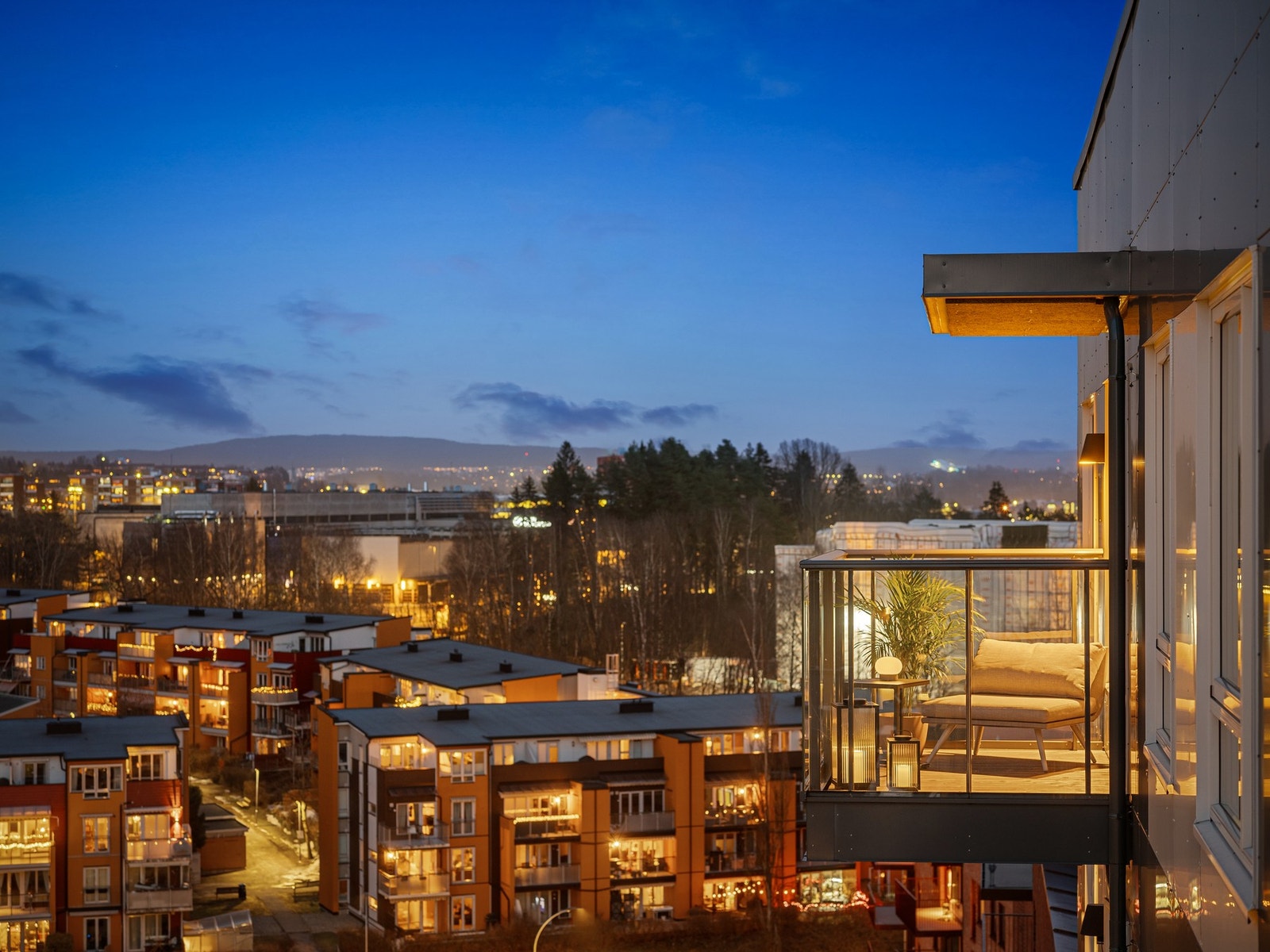 Balkong nummer 2 fra hovedsoverommet, sett mot Lunden Hageby. Galleribilde