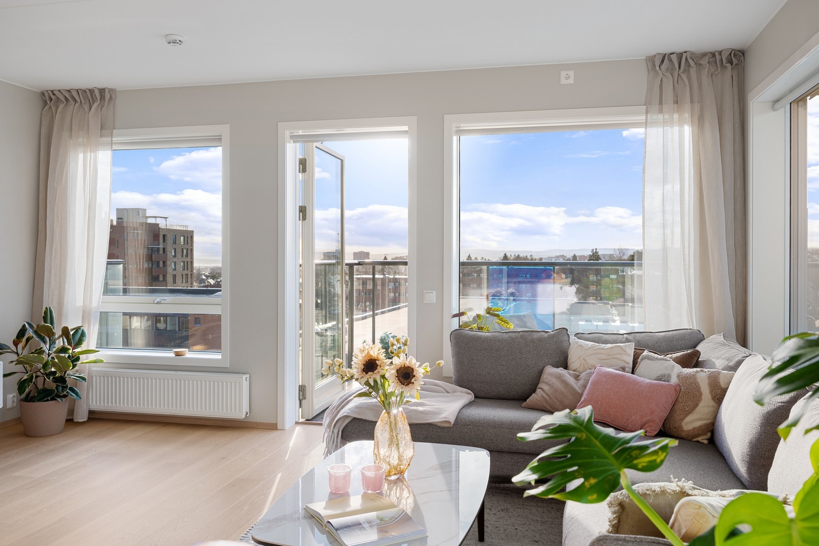 Fra stuen er det utgang til balkong. Galleribilde