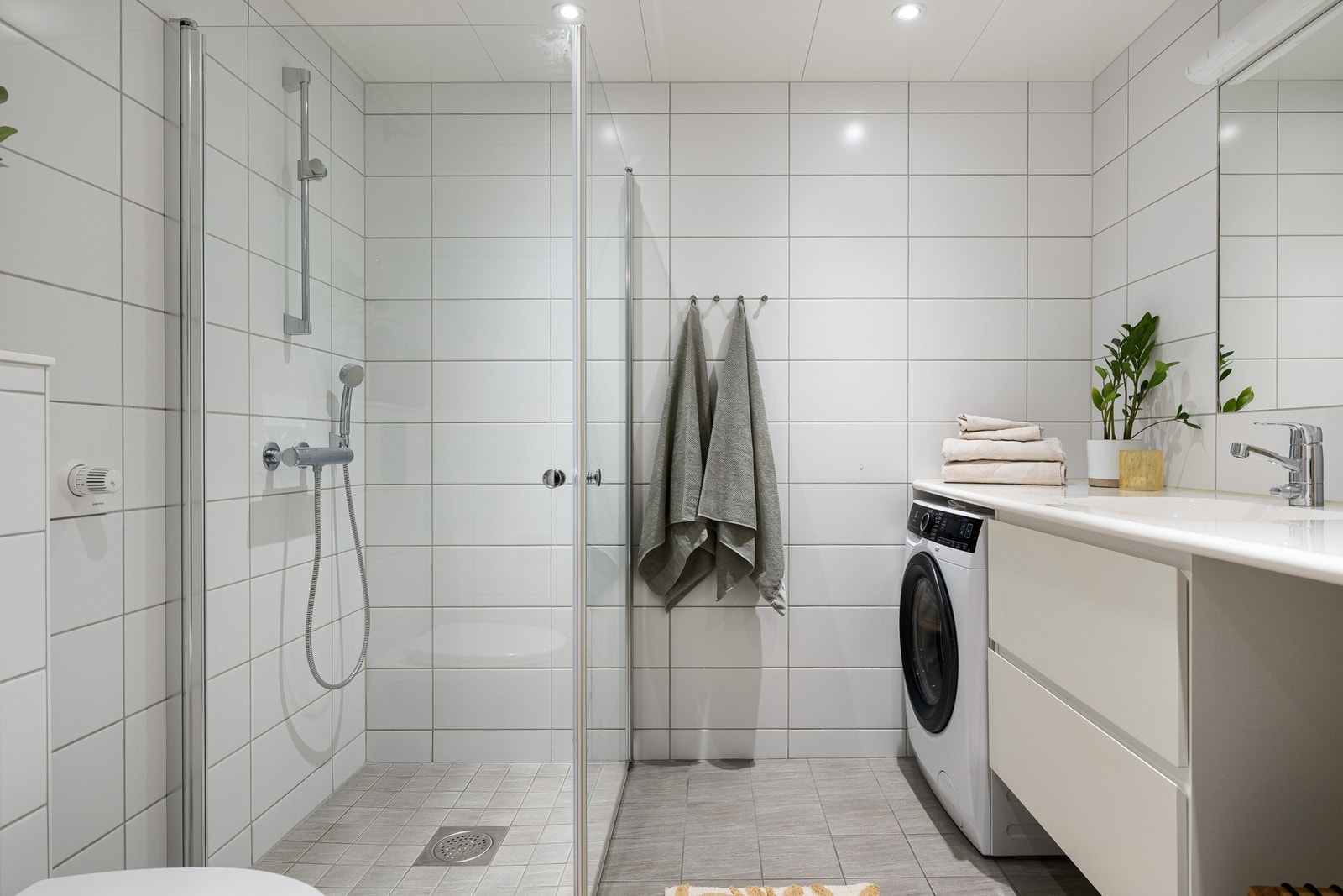 Delikat, flislagt bad med gulvvarme. Galleribilde