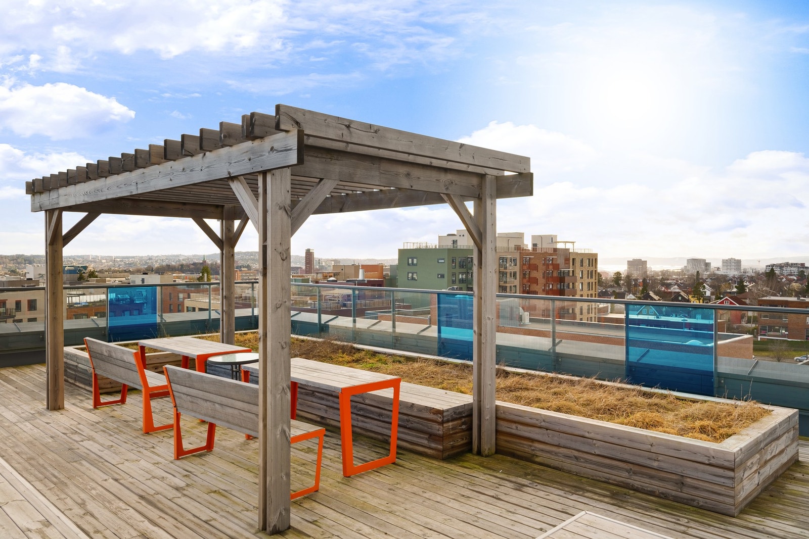 Takterrassen har flere sittegrupper, beplantning, og sol dagen lang. Galleribilde