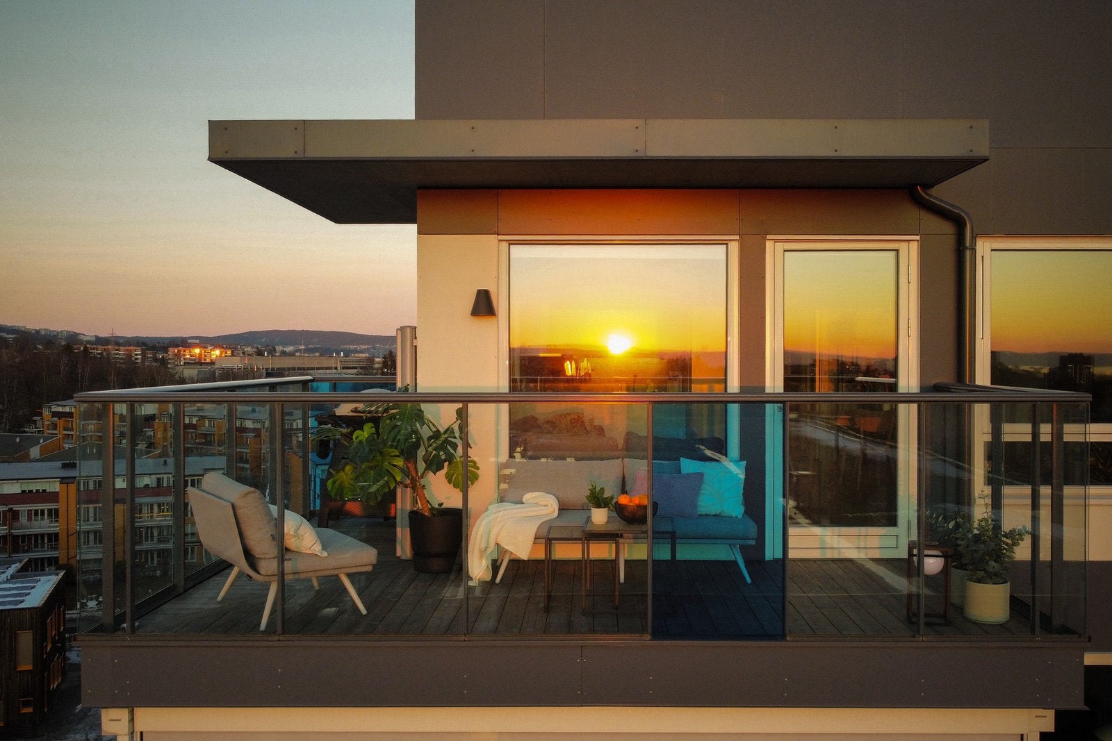 Selgers private dronefoto av hjørnebalkongen. Legg merke til den fantastiske solnedgangen! Galleribilde
