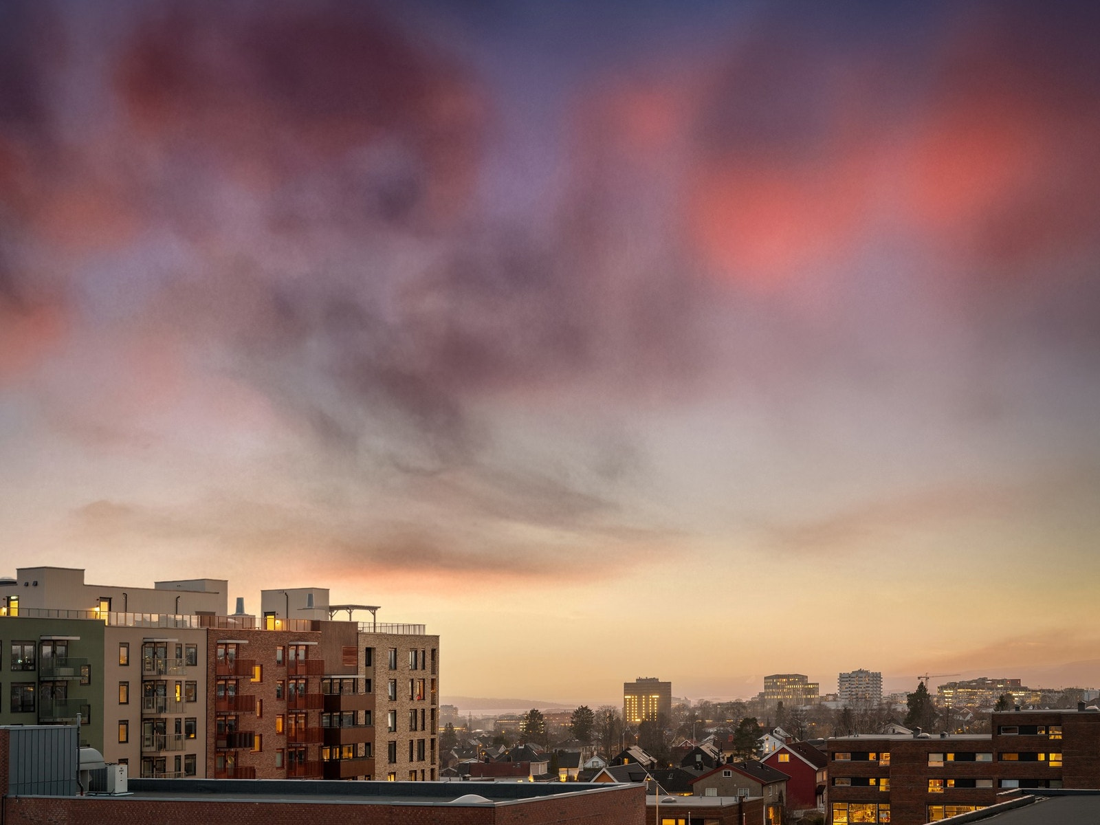 Leiligheten ligger i byggets toppetasje, herfra ser du Oslofjorden i horisonten. Galleribilde