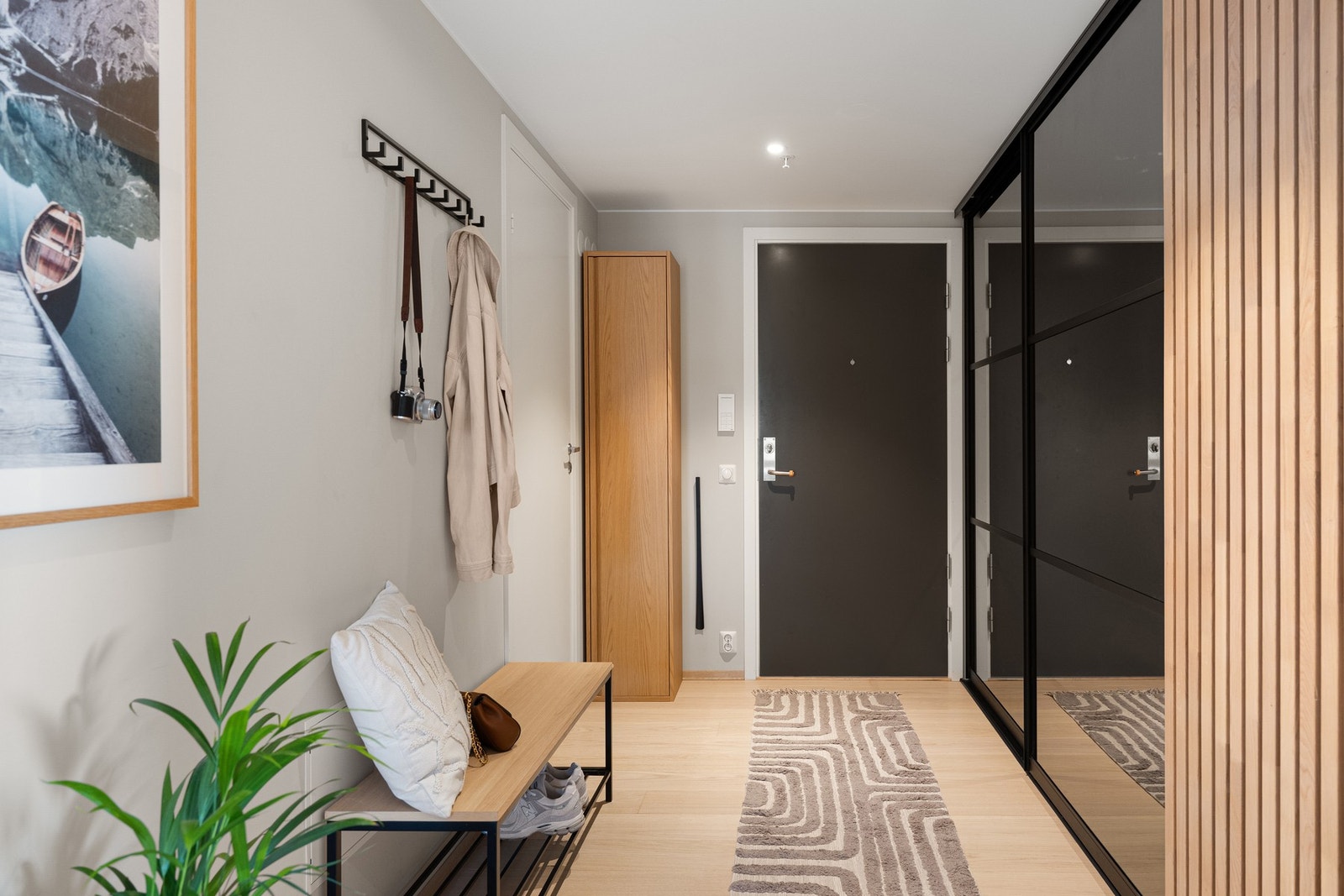 Her er det enkelt å holde orden med masse plass til å henge fra seg yttertøy. Galleribilde