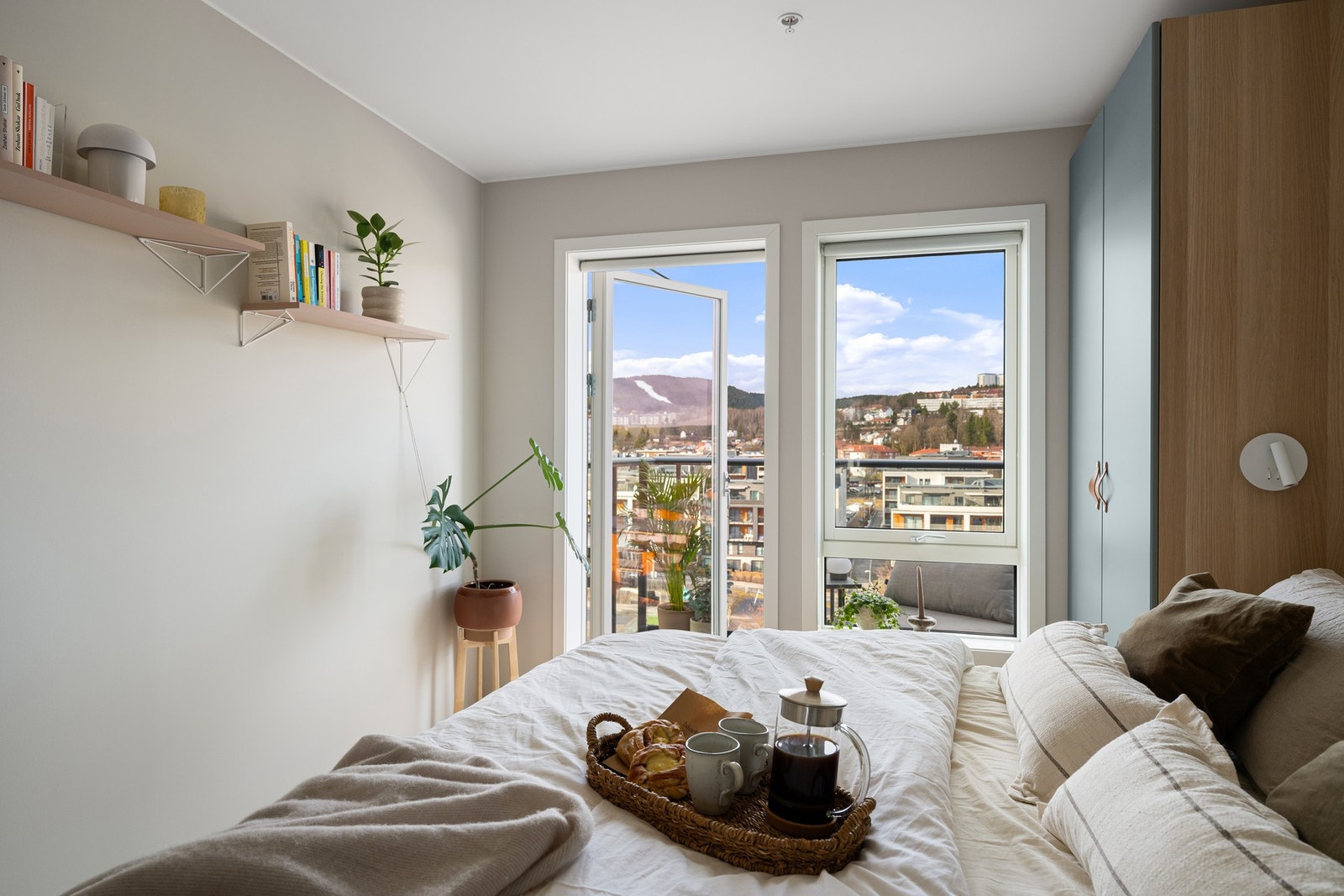 Fra hovedsoverommet er det utgang til leilighetens andre balkong. Galleribilde