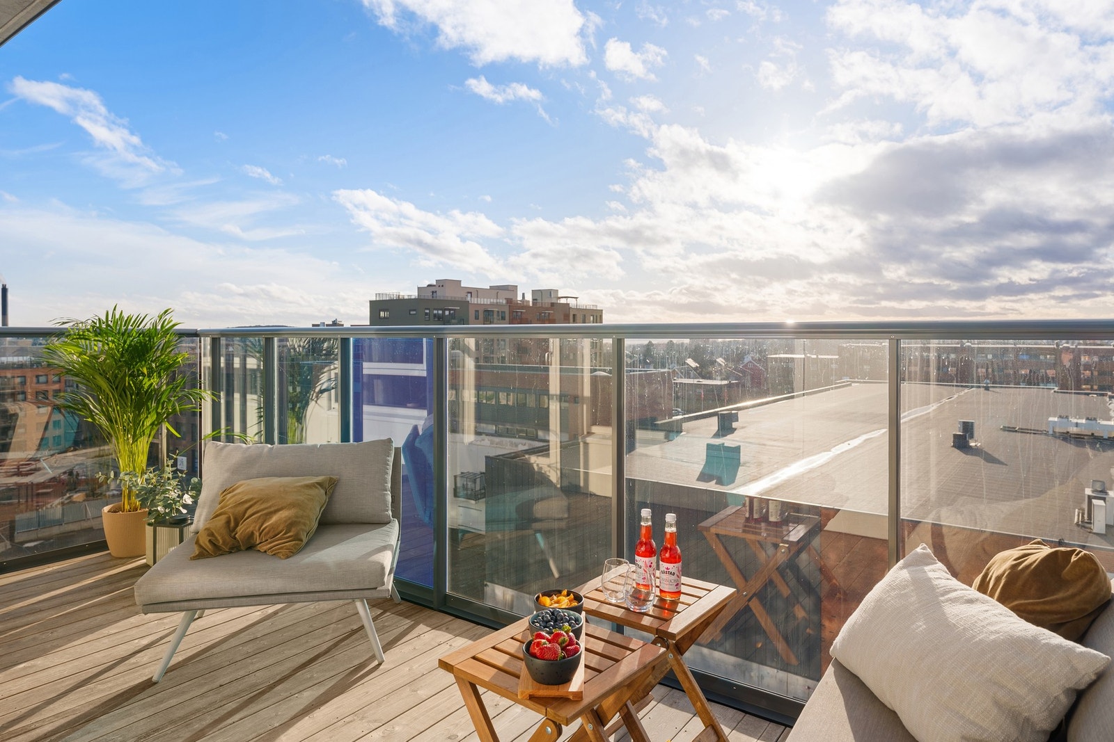 Her har du sol fra ca. kl. 12 og helt til solnedgang! Galleribilde