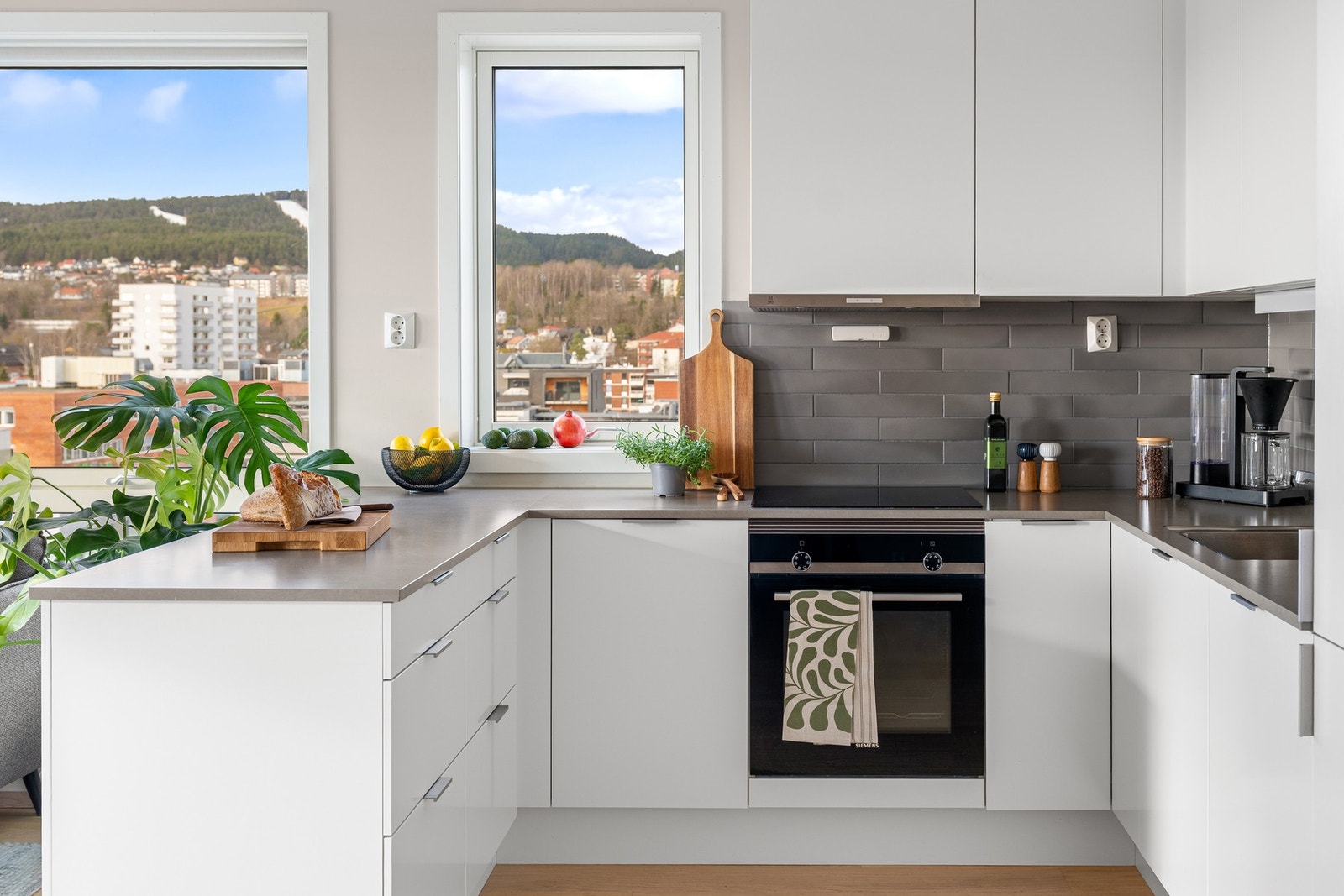 Kjøkkenets gode utforming gir godt med skap- og benkeplass. Galleribilde