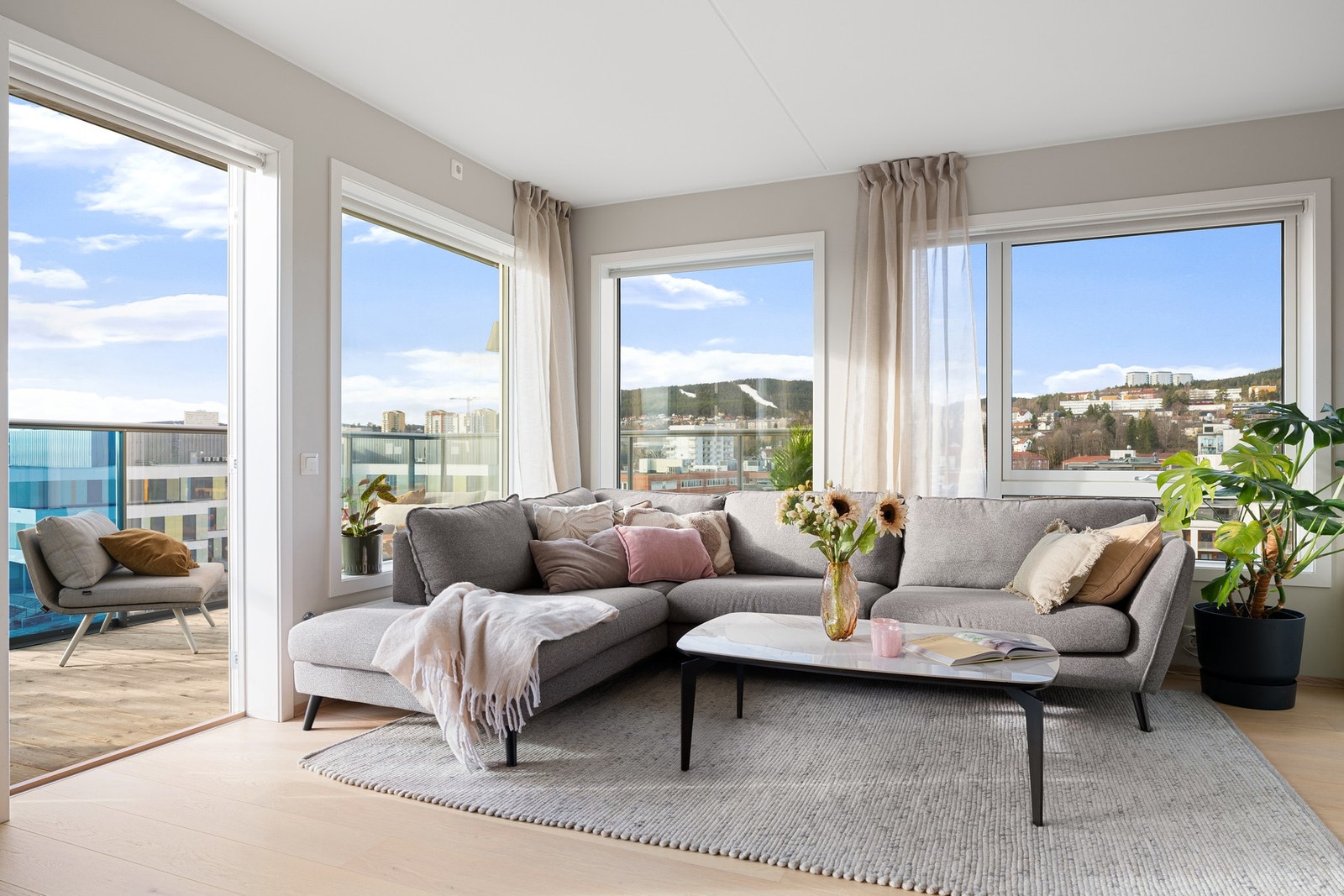 Stuens gode utforming gjør det enkelt å møblere med sofagruppe og tilhørende møblement. Galleribilde